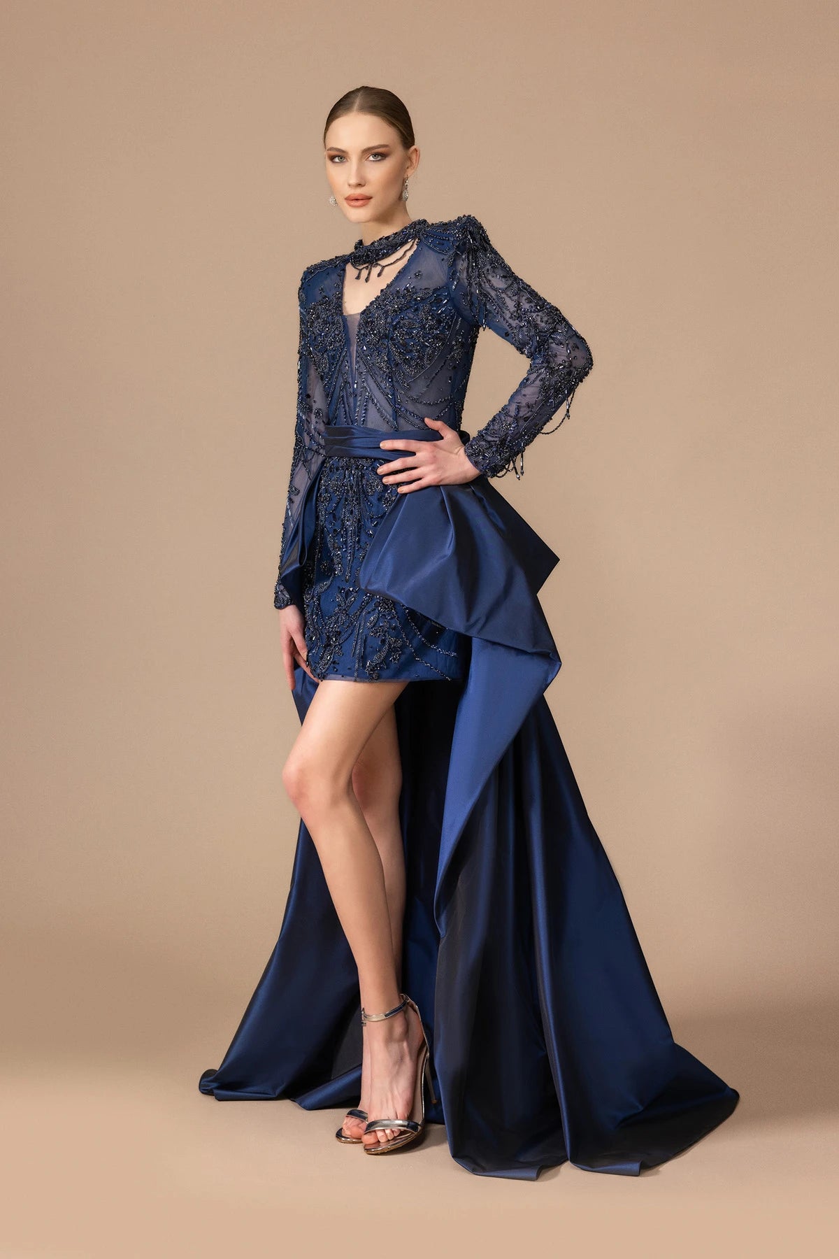 7037-İşlemeli Önü Kısa Arkası Uzun Elbise