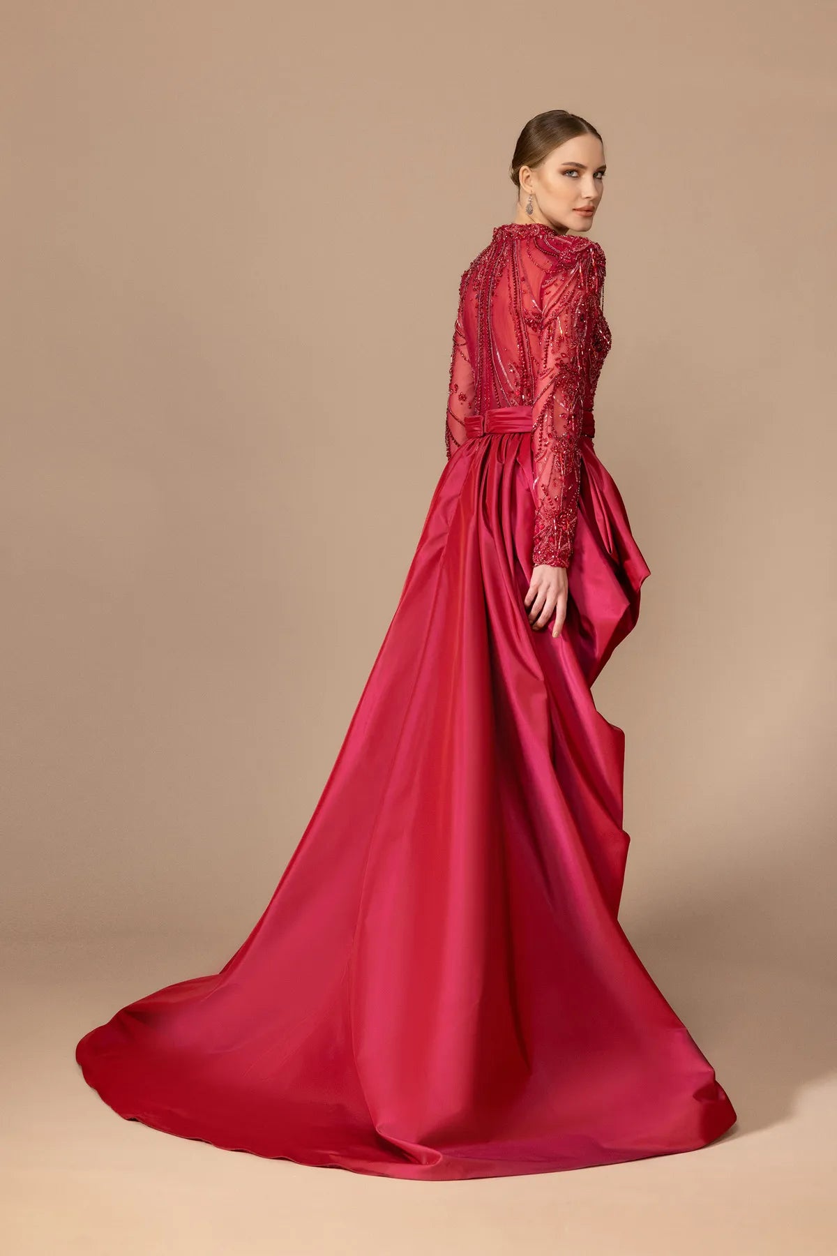 7037-İşlemeli Önü Kısa Arkası Uzun Elbise