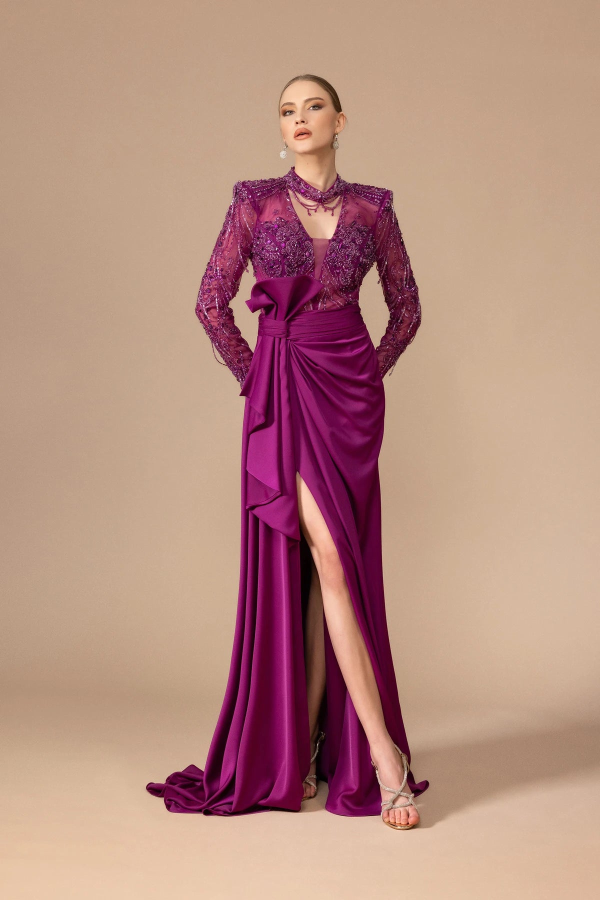 7039 - Uzun Kollu Yırtmaçlı Uzun Elbise