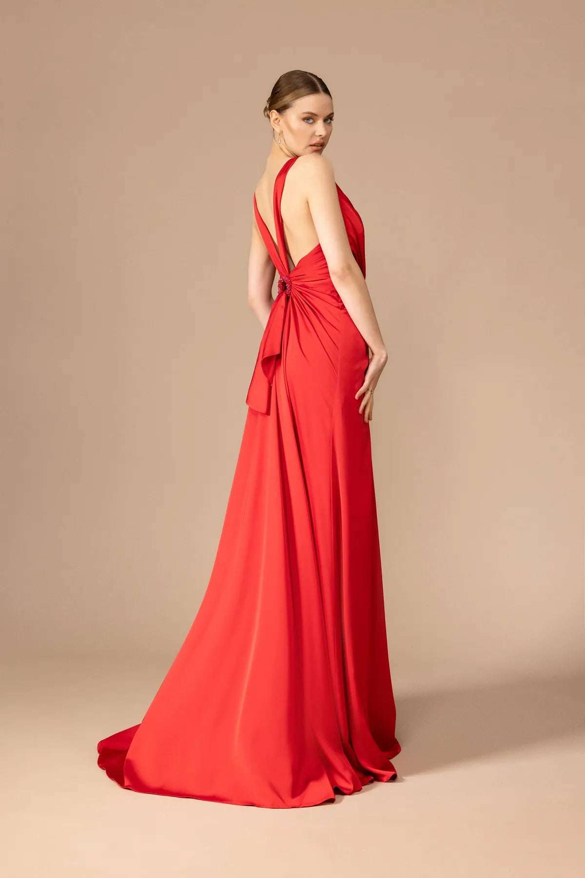 7041-Sırt Dekolteli Yırtmaçlı Uzun Elbise