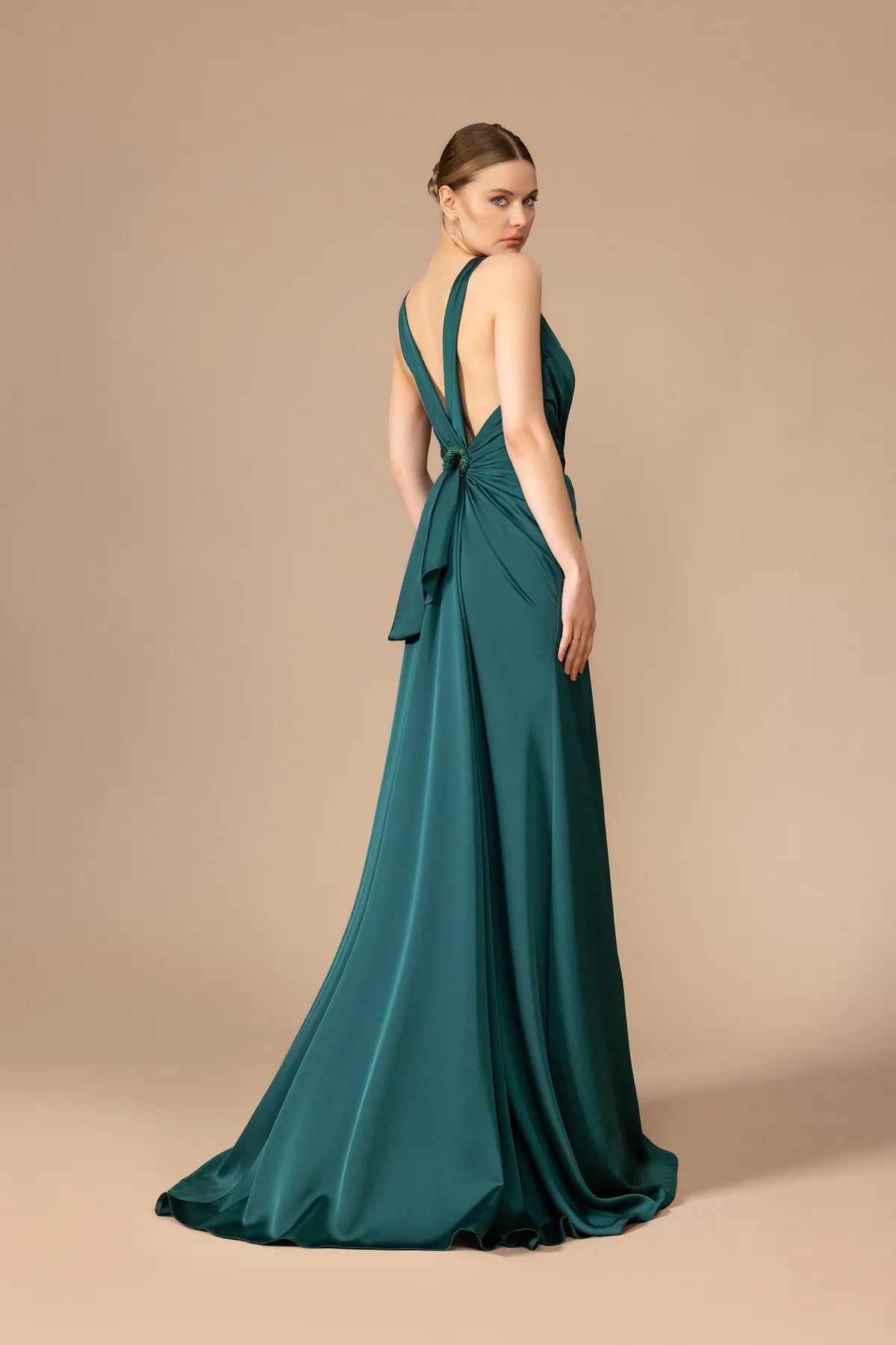 7041-Sırt Dekolteli Yırtmaçlı Uzun Elbise