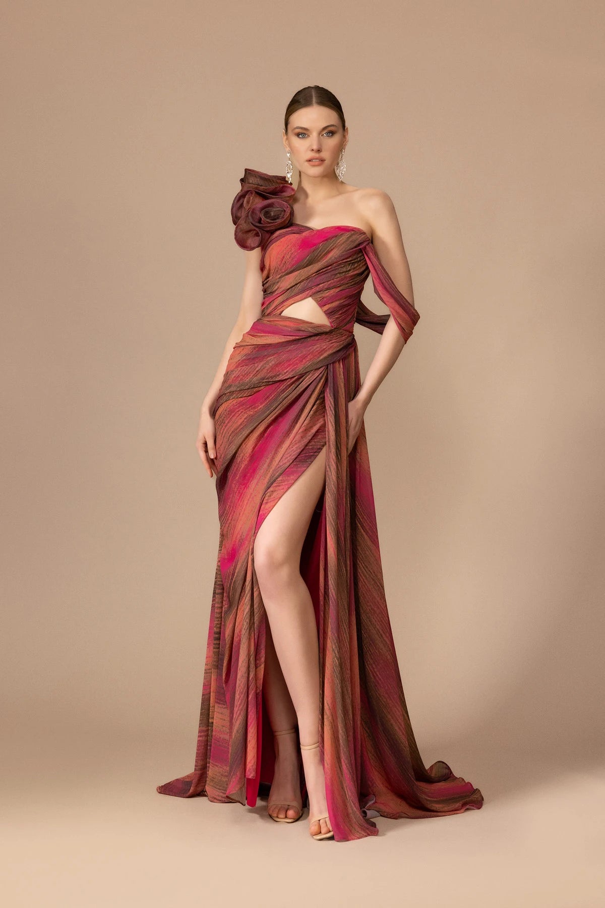 7043-Fırfır Omuz Detaylı Yırtmaçlı Desenli Kumaş Uzun Elbise