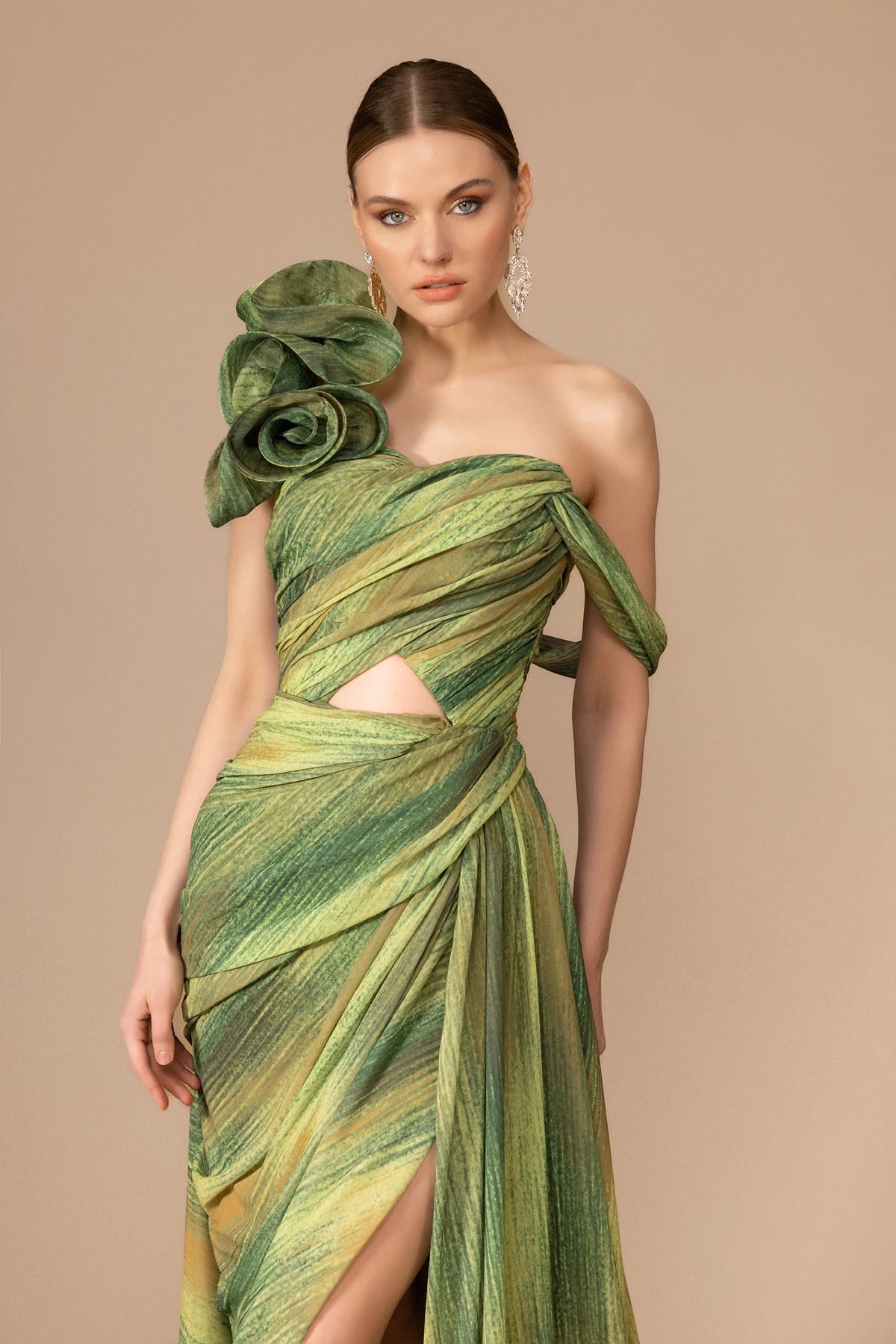 7043-Fırfır Omuz Detaylı Yırtmaçlı Desenli Kumaş Uzun Elbise