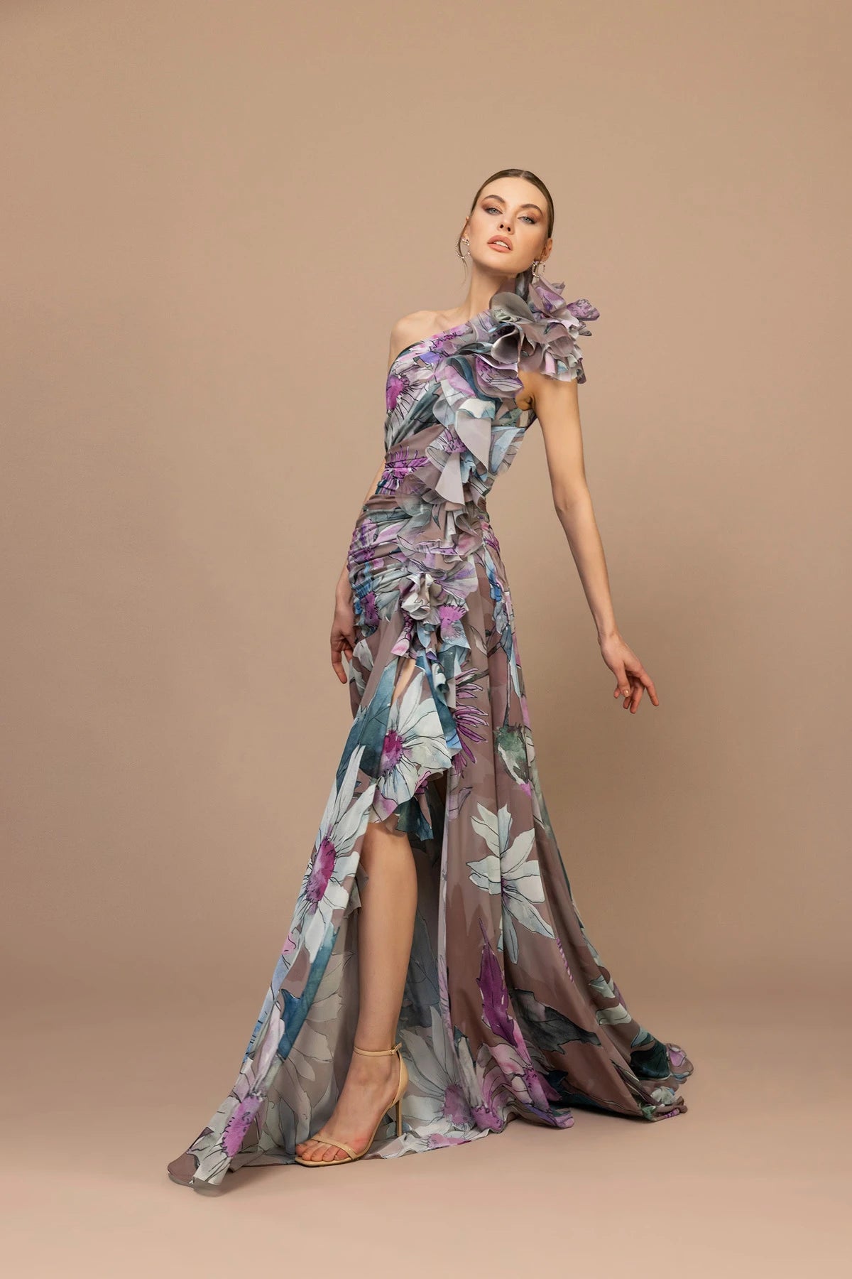 7044-Fırfır Omuz Detaylı Desenli Kumaş Uzun Elbise