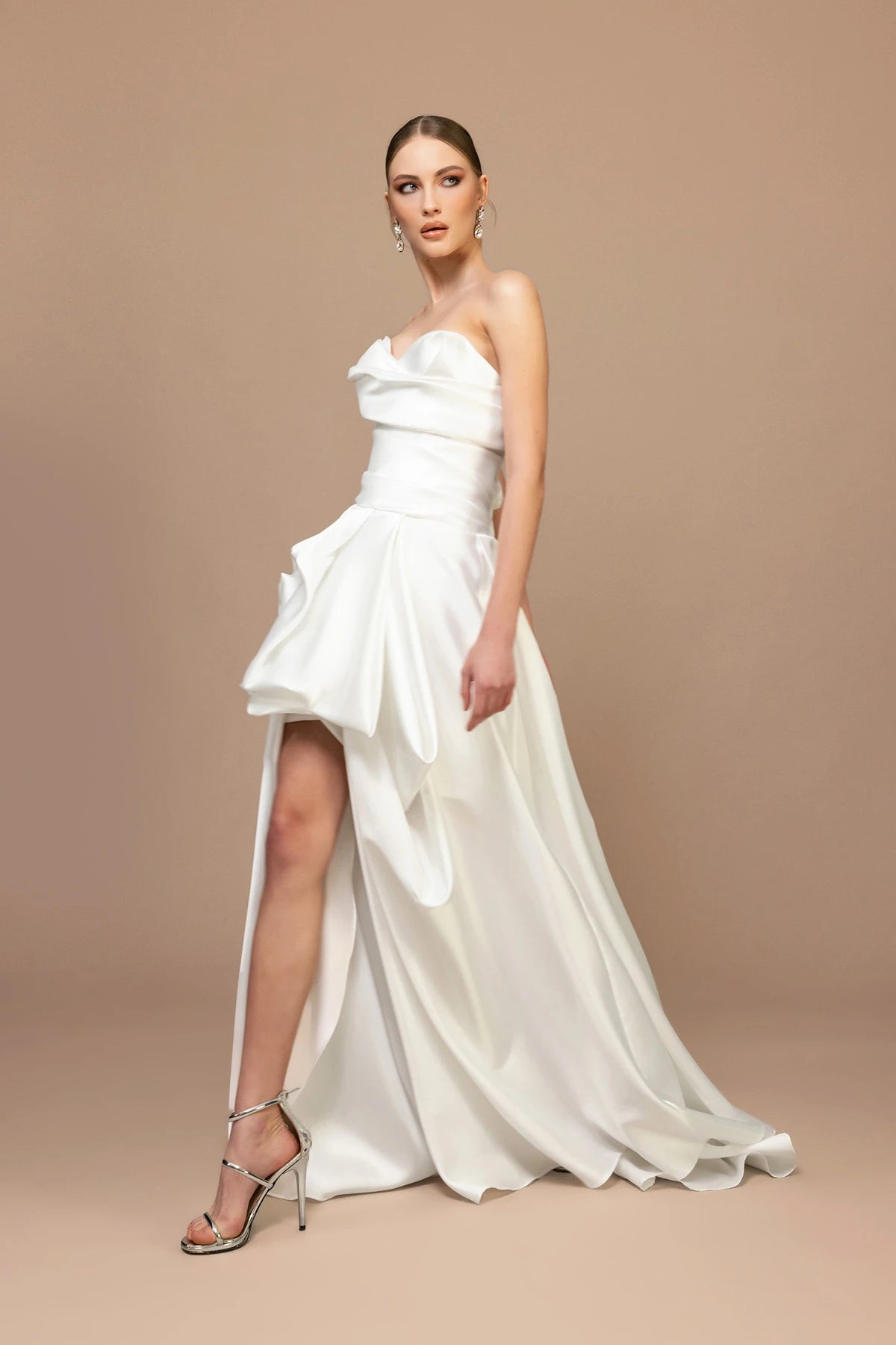 7046 - Straplez Yaka Drapeli Yırtmaçlı Uzun Elbise