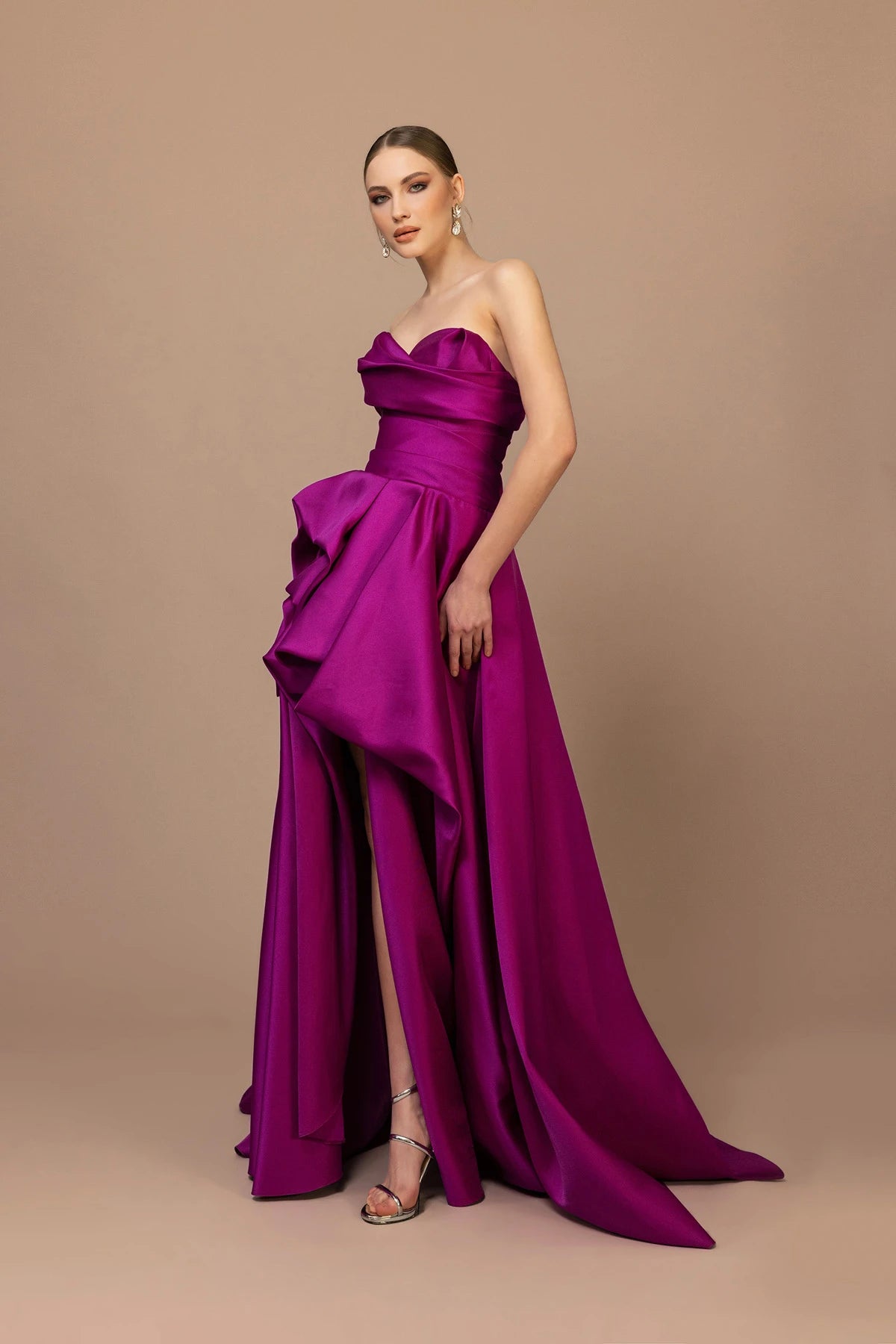 7046 - Straplez Yaka Drapeli Yırtmaçlı Uzun Elbise