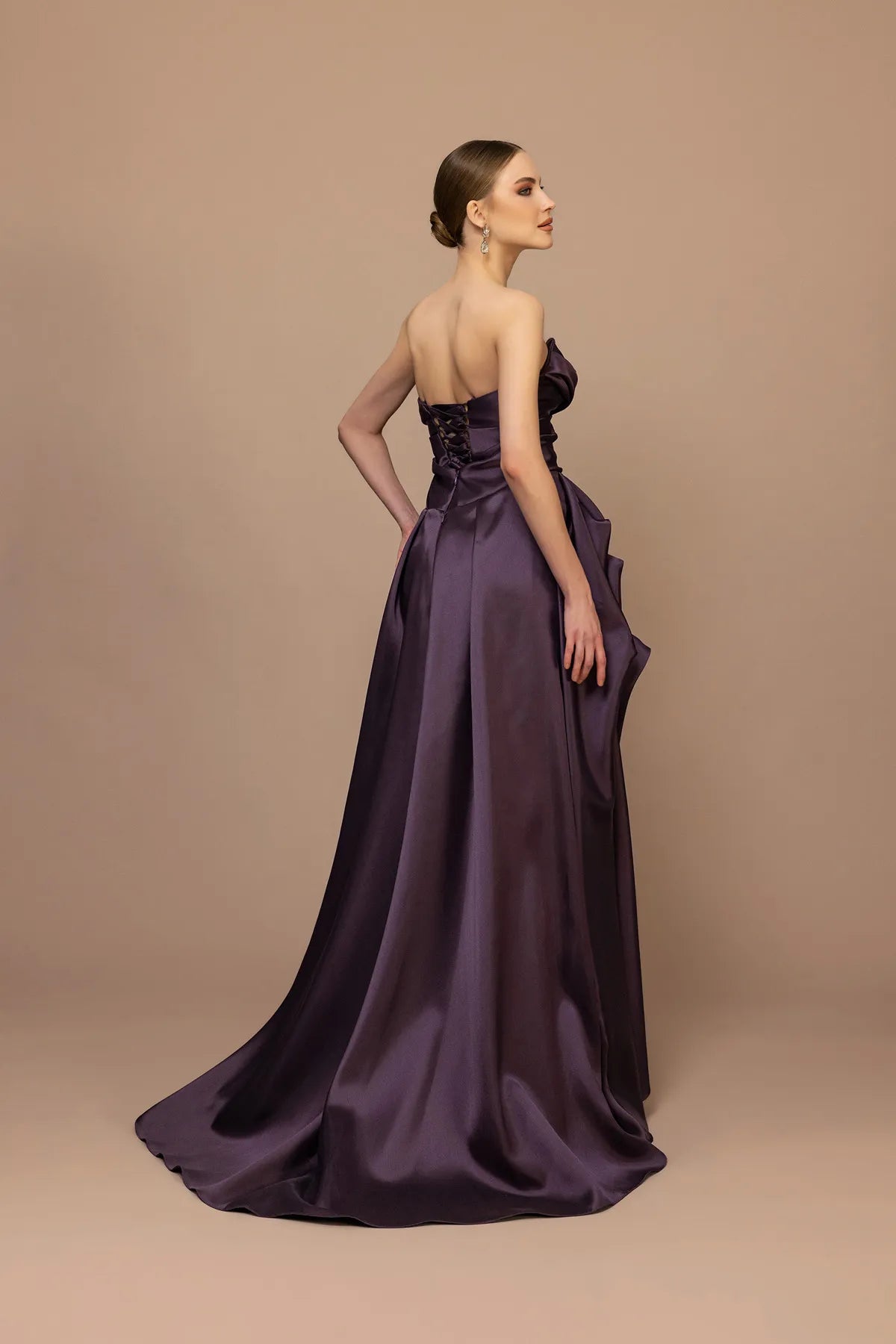 7046 - Straplez Yaka Drapeli Yırtmaçlı Uzun Elbise