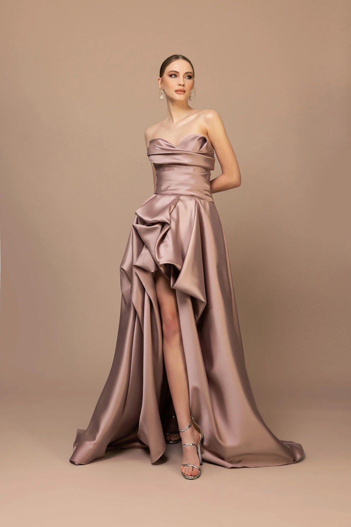 7046 - Straplez Yaka Drapeli Yırtmaçlı Uzun Elbise