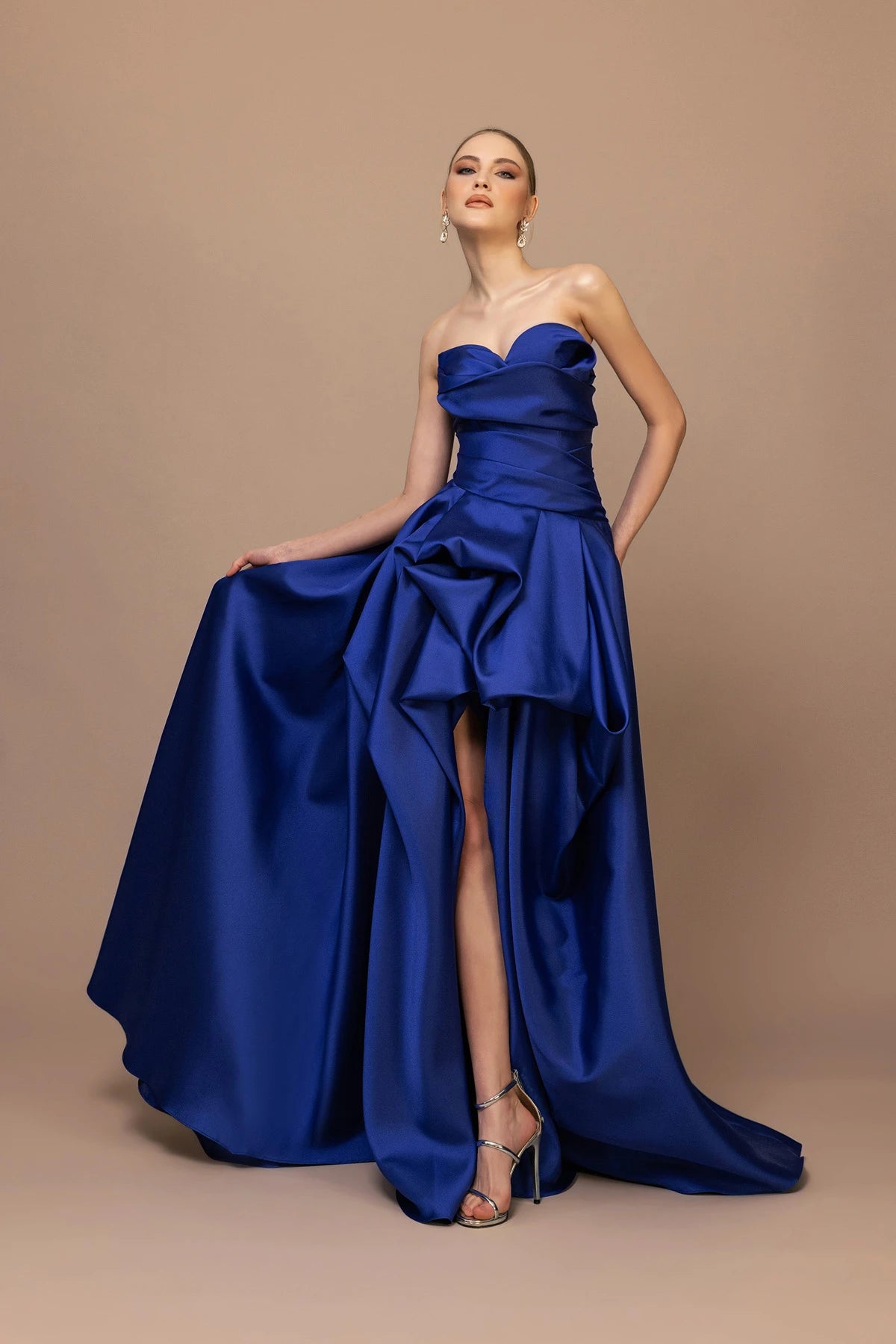 7046 - Straplez Yaka Drapeli Yırtmaçlı Uzun Elbise