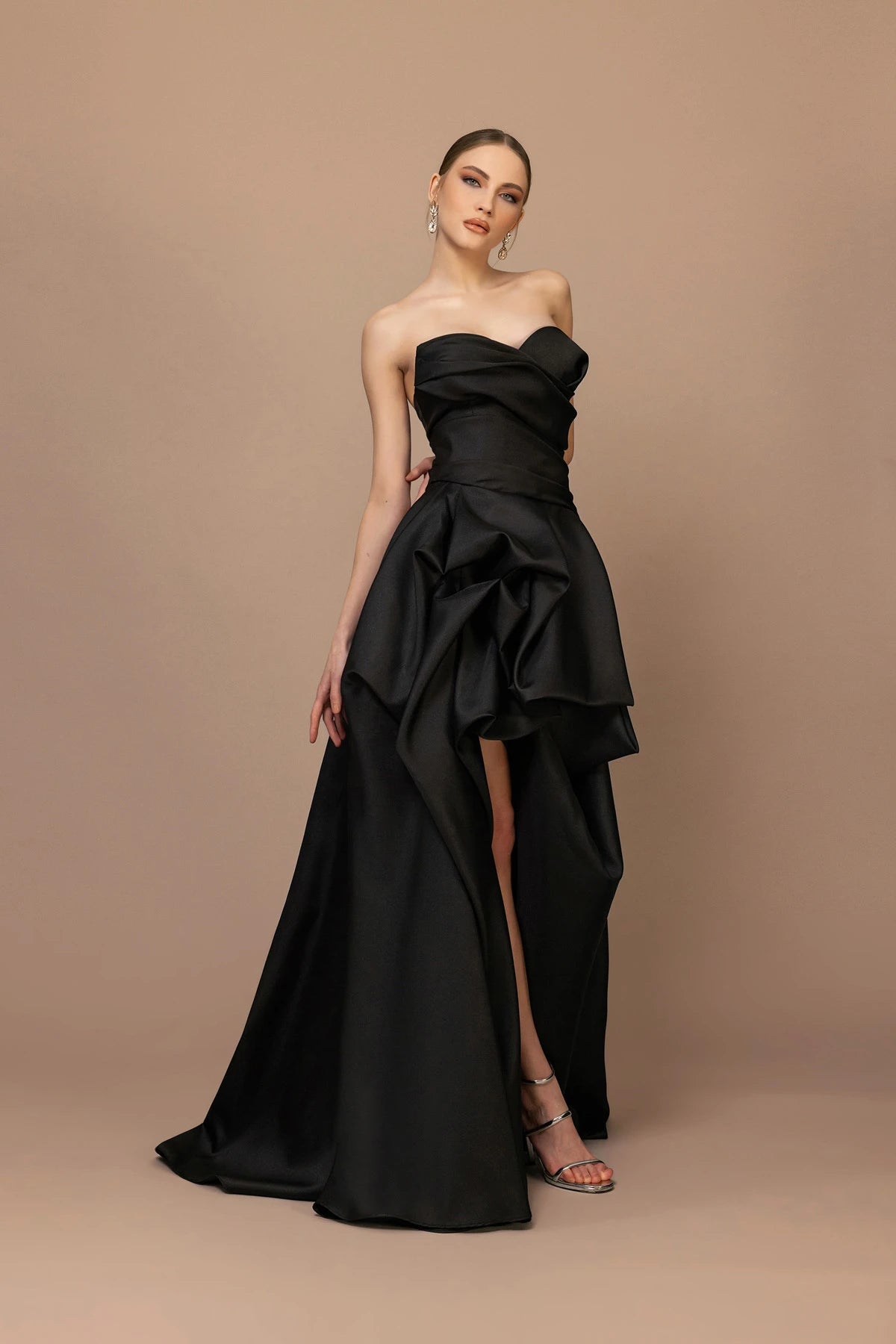 7046 - Straplez Yaka Drapeli Yırtmaçlı Uzun Elbise