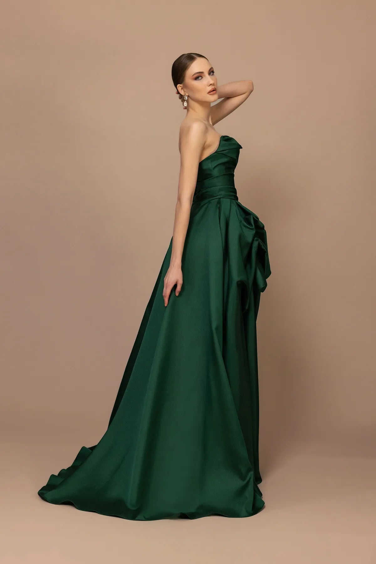 7046 - Straplez Yaka Drapeli Yırtmaçlı Uzun Elbise