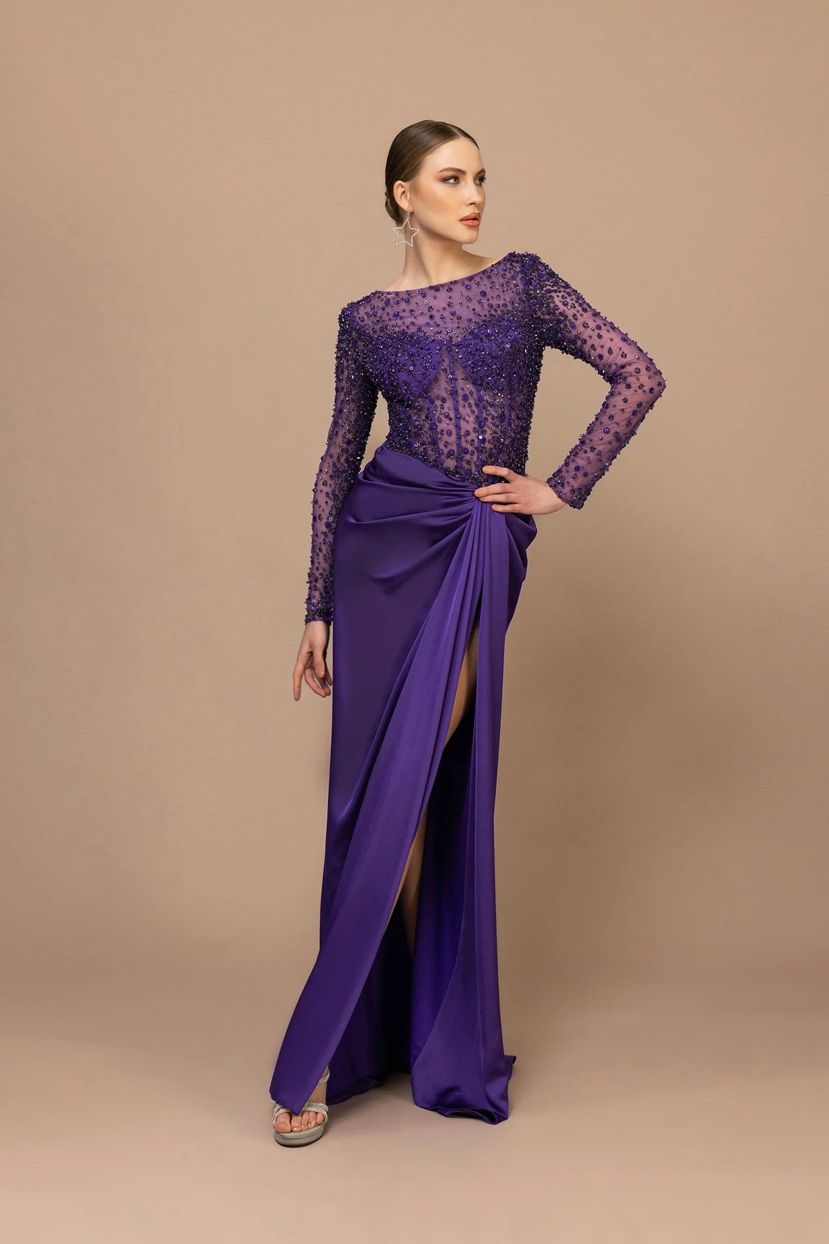 7047-İşlemeli Uzun Kol Yırtmaçlı Uzun Abiye Elbise