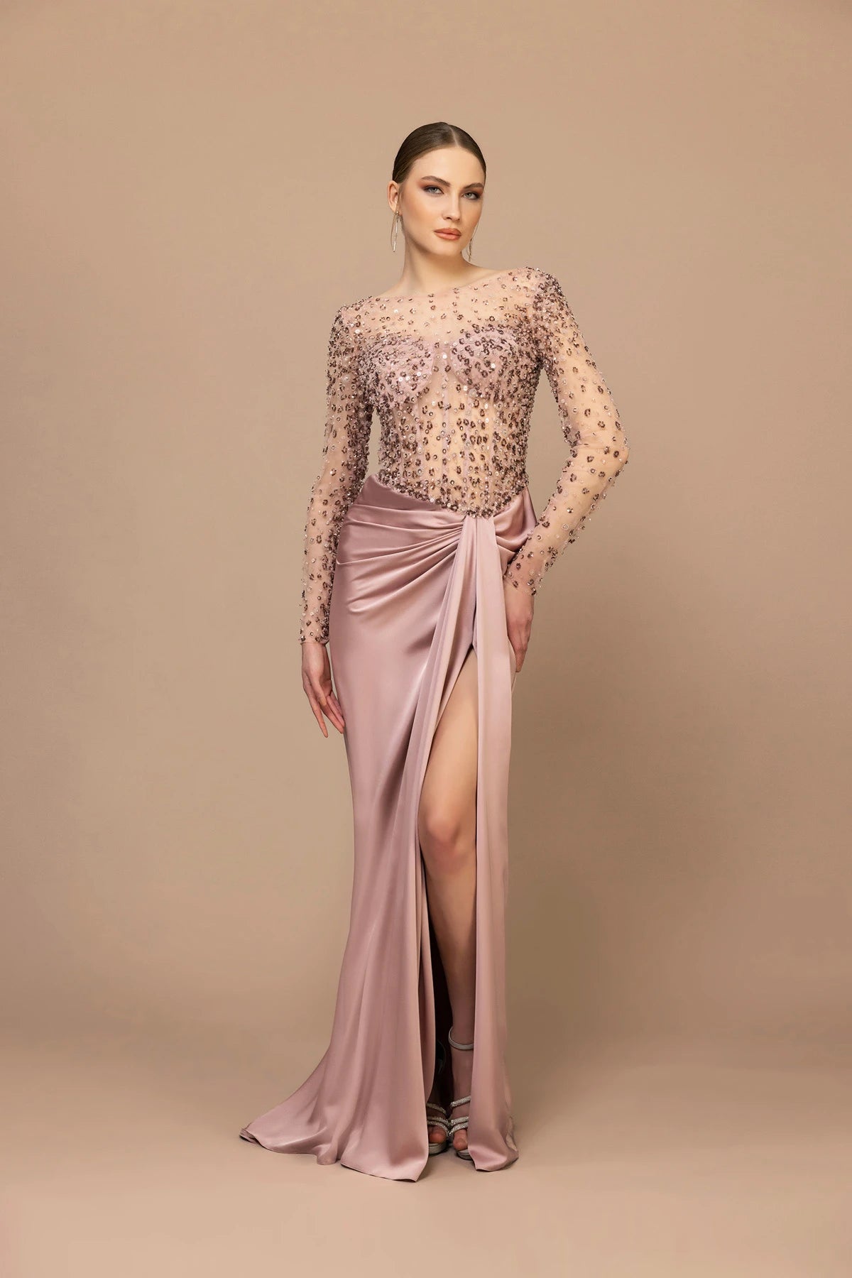 7047-İşlemeli Uzun Kol Yırtmaçlı Uzun Abiye Elbise