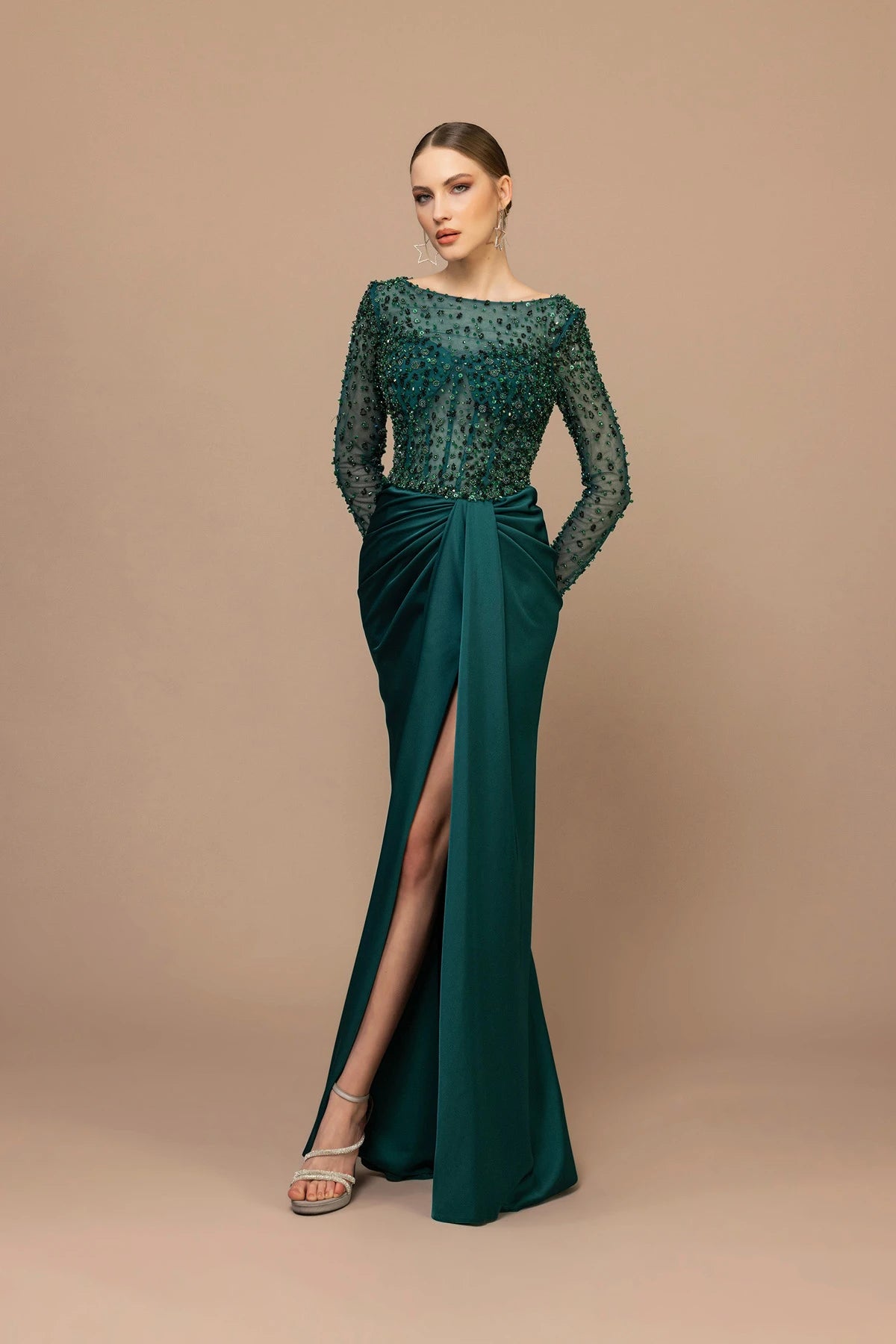 7047-İşlemeli Uzun Kol Yırtmaçlı Uzun Abiye Elbise