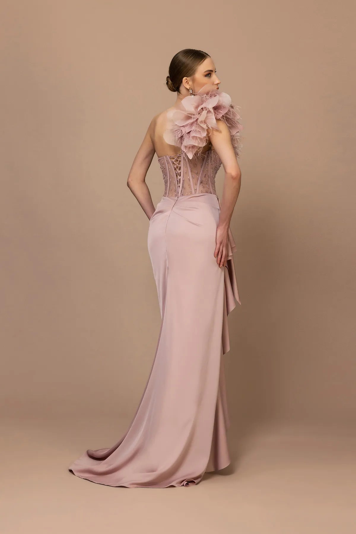 7051 - Tüy ve Fırfır Omuz Detaylı Dar Yırtmaçlı Abiye