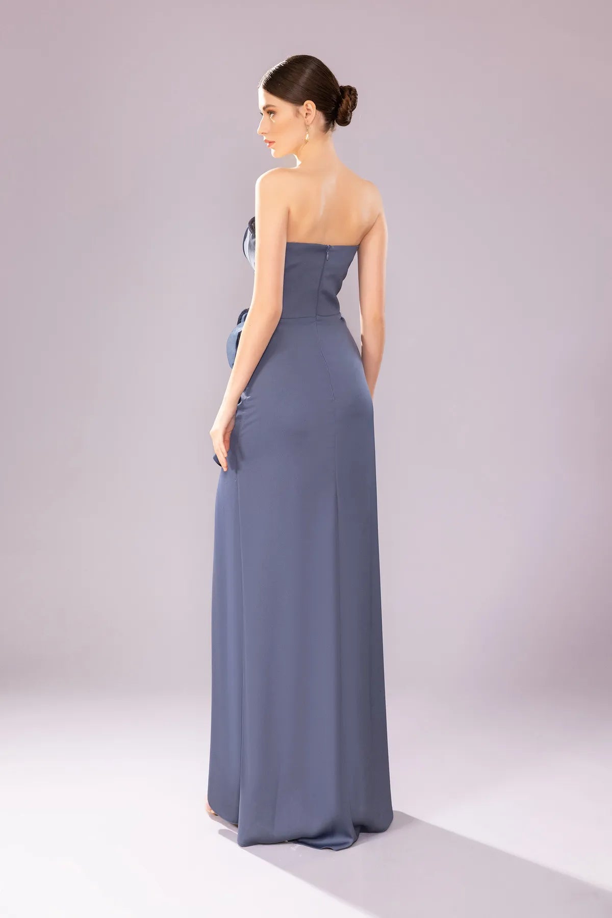 7052-Straplez kalp yaka detaylı Yırtmaçlı Uzun abiye ellbise