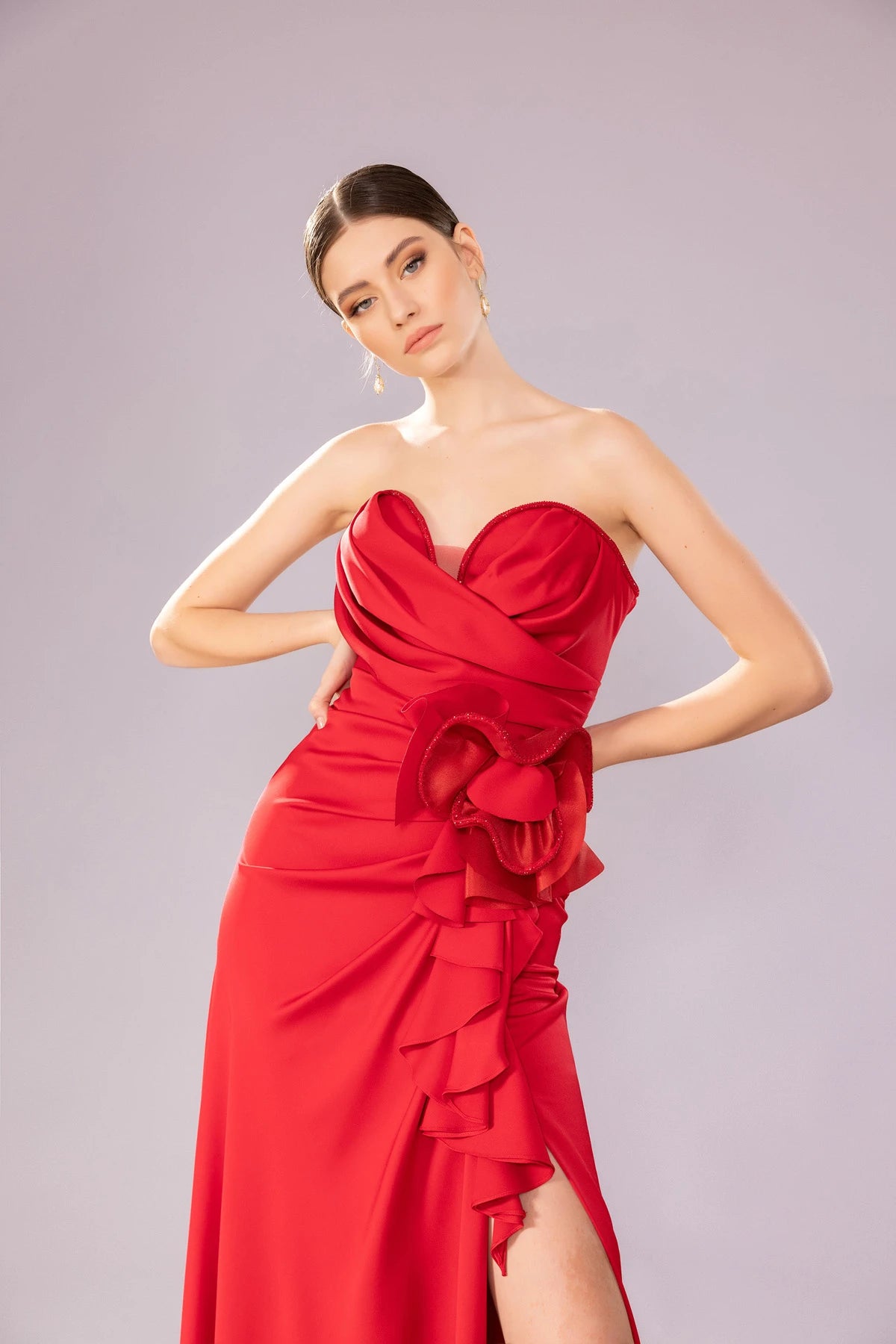 7052-Straplez kalp yaka detaylı Yırtmaçlı Uzun abiye ellbise