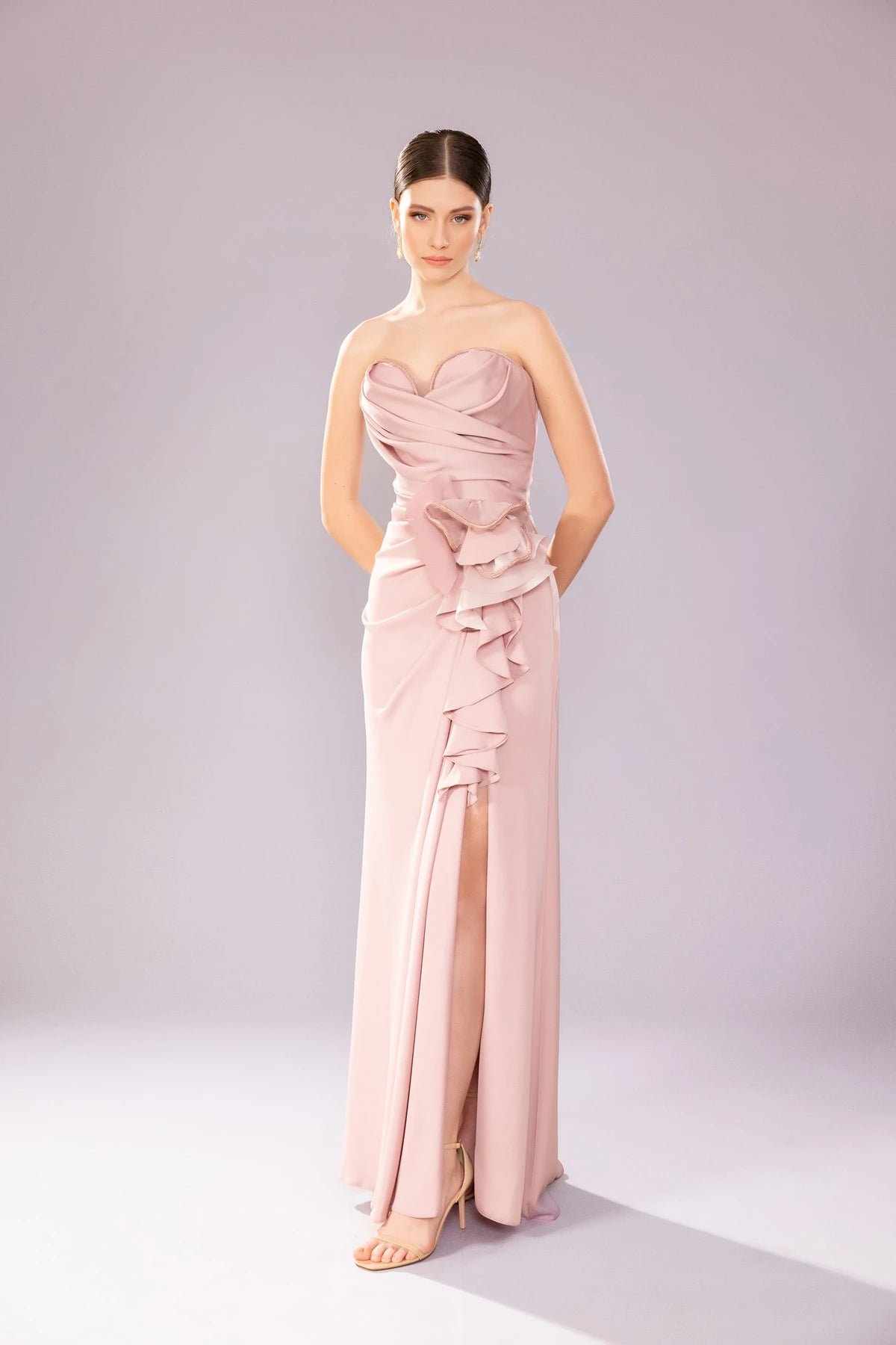 7052-Straplez kalp yaka detaylı Yırtmaçlı Uzun abiye ellbise