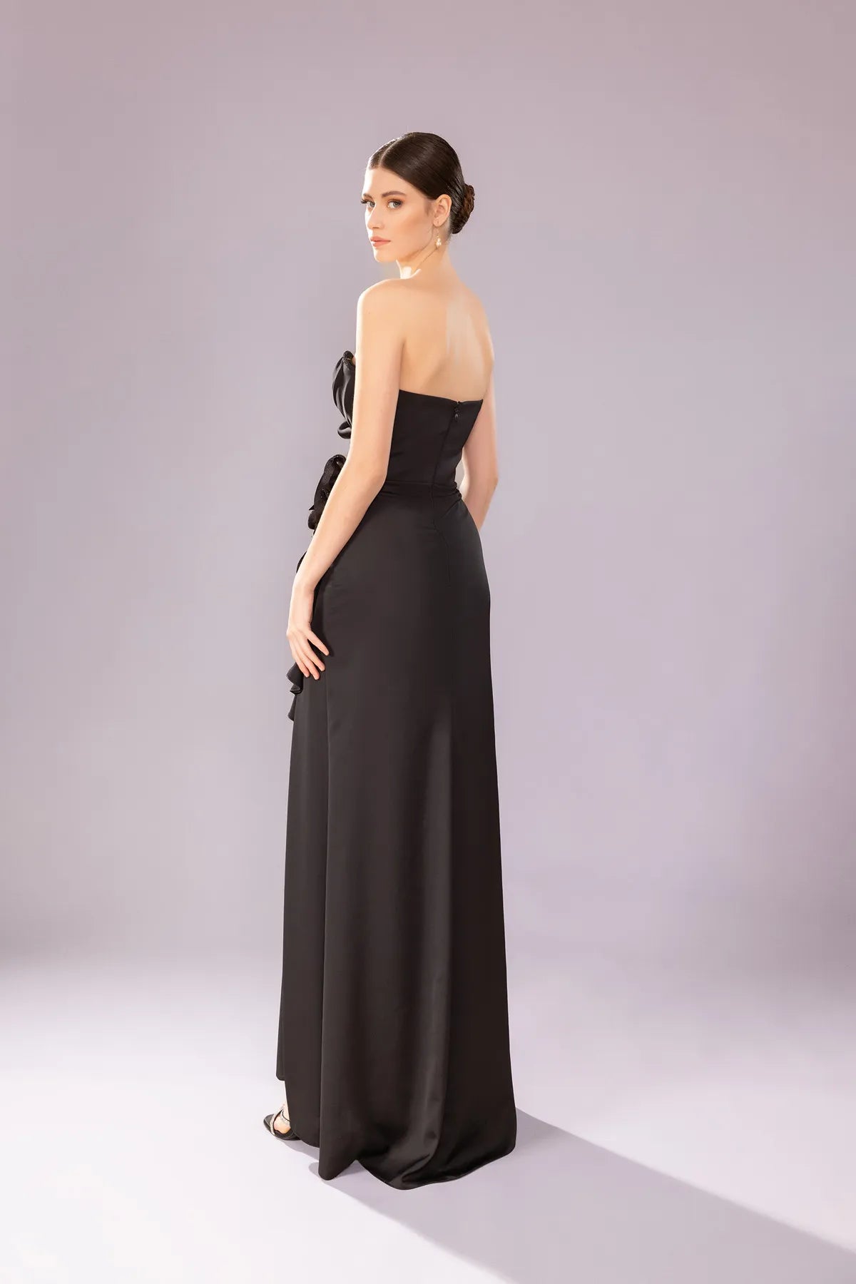 7052-Straplez kalp yaka detaylı Yırtmaçlı Uzun abiye ellbise