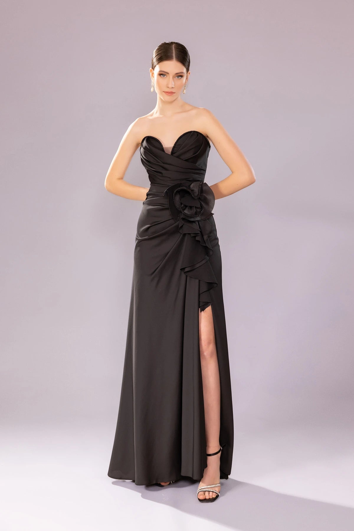 7052-Straplez kalp yaka detaylı Yırtmaçlı Uzun abiye ellbise