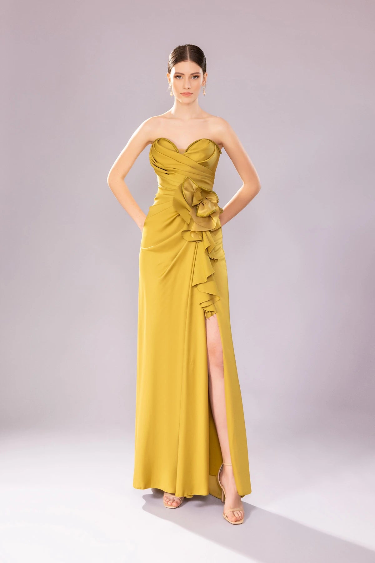 7052-Straplez kalp yaka detaylı Yırtmaçlı Uzun abiye ellbise