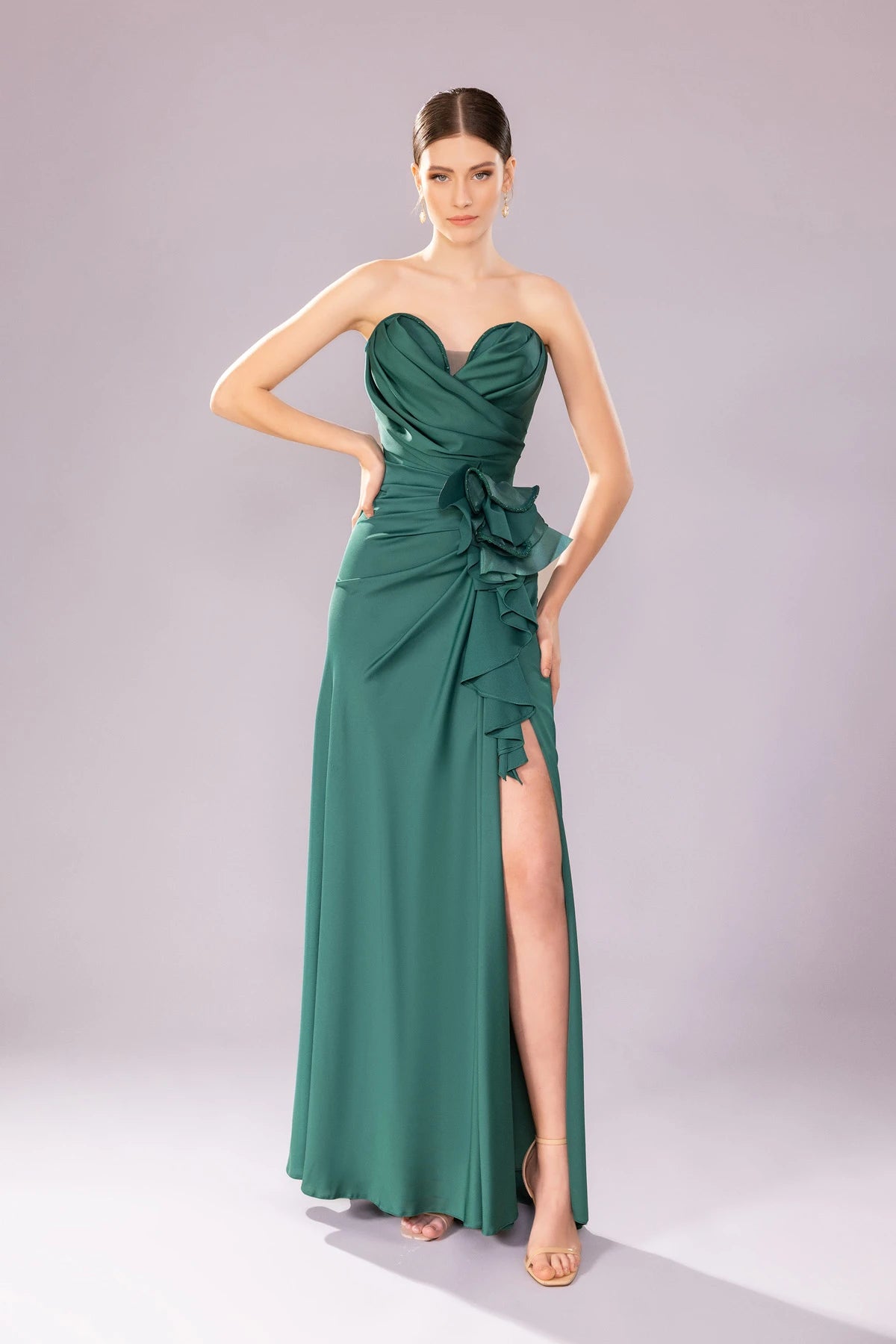 7052-Straplez kalp yaka detaylı Yırtmaçlı Uzun abiye ellbise