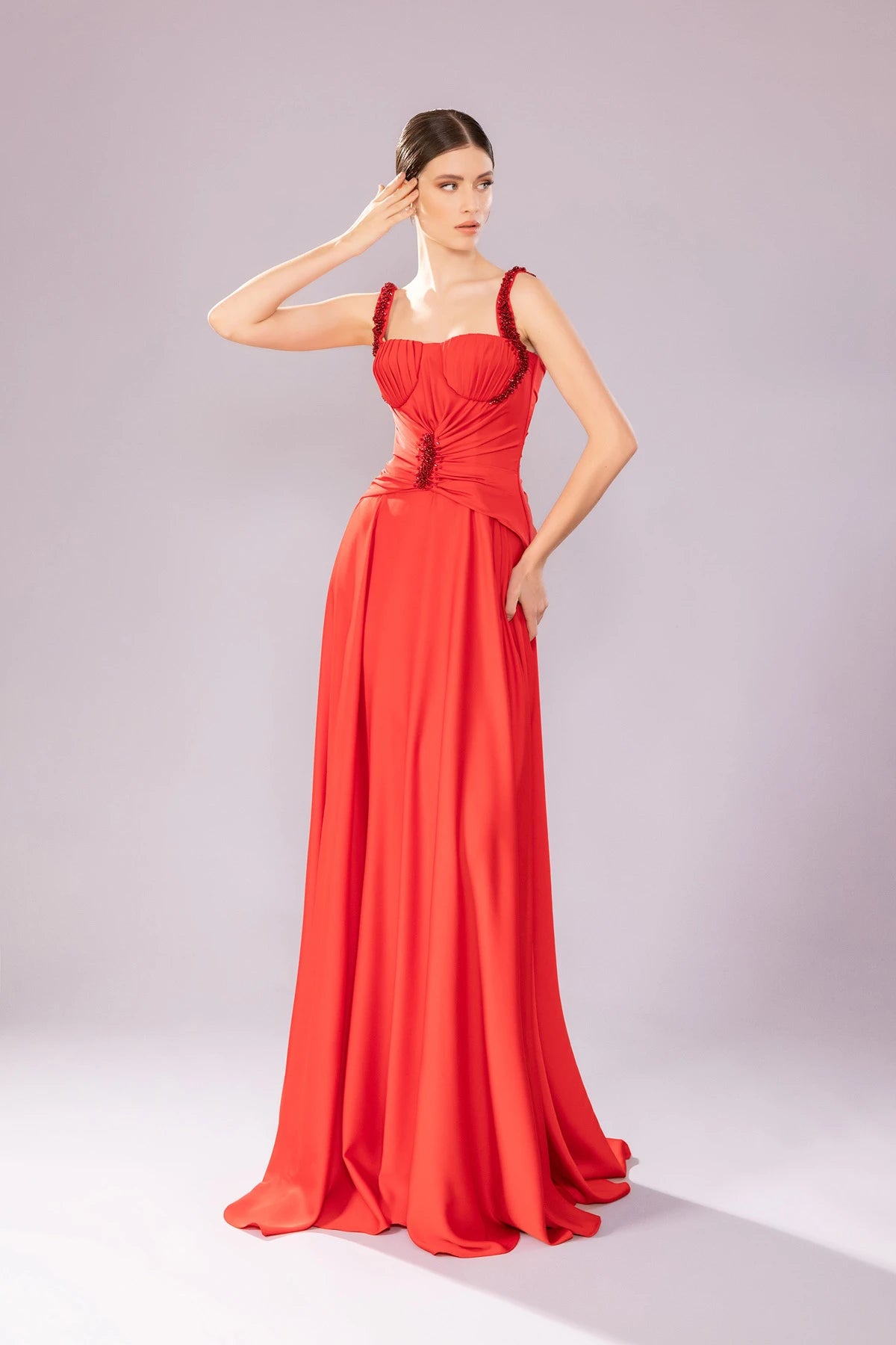 7055-İşleme Detaylı Askılı Drapeli Uzun Elbise