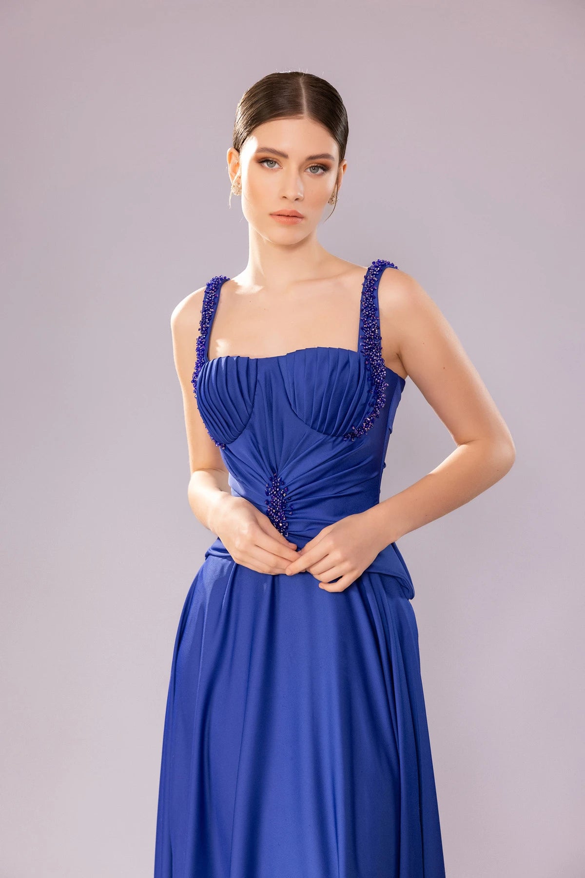 7055-İşleme Detaylı Askılı Drapeli Uzun Elbise