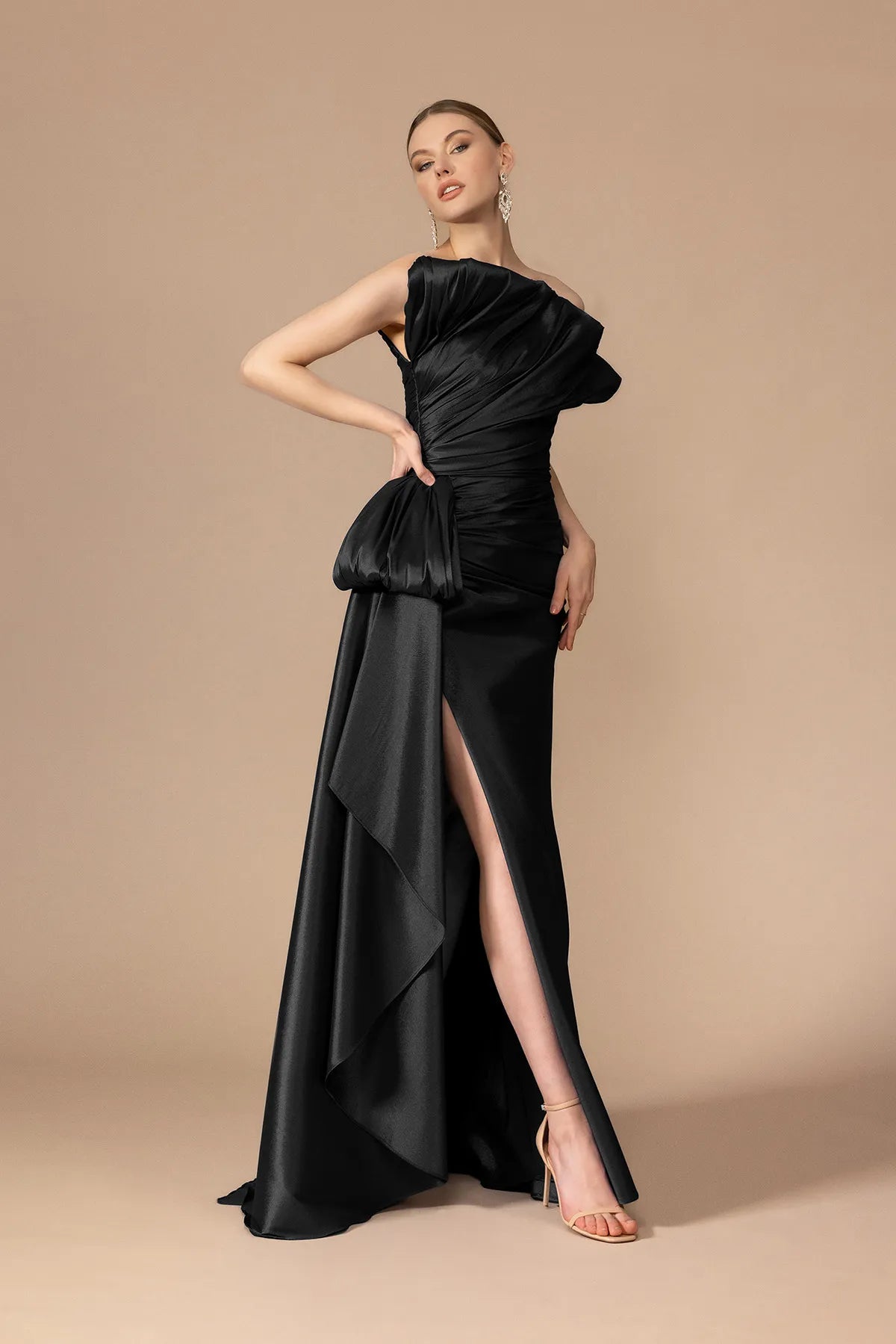 A25187 - Straplez Yaka Drapeli Yırtmaçlı Uzun Elbise