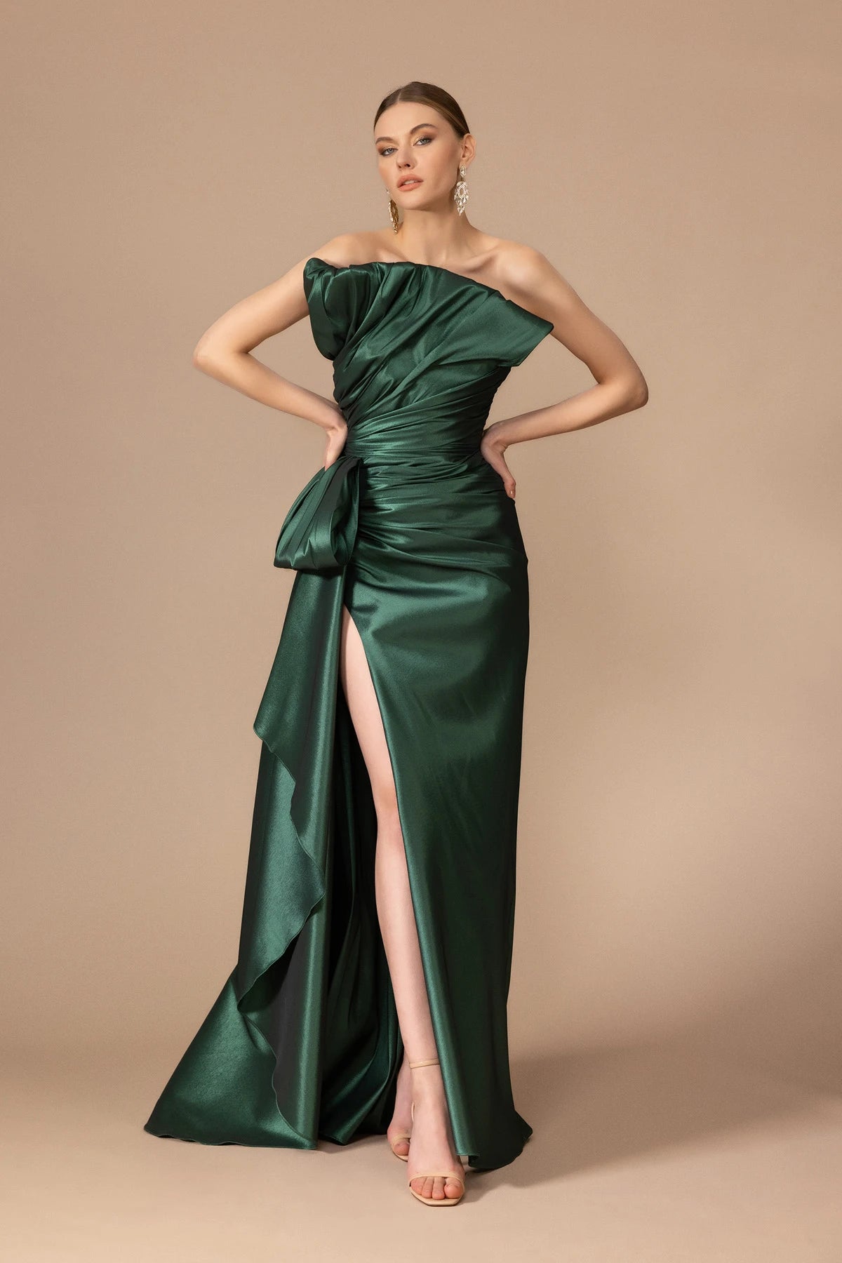 A25187 - Straplez Yaka Drapeli Yırtmaçlı Uzun Elbise