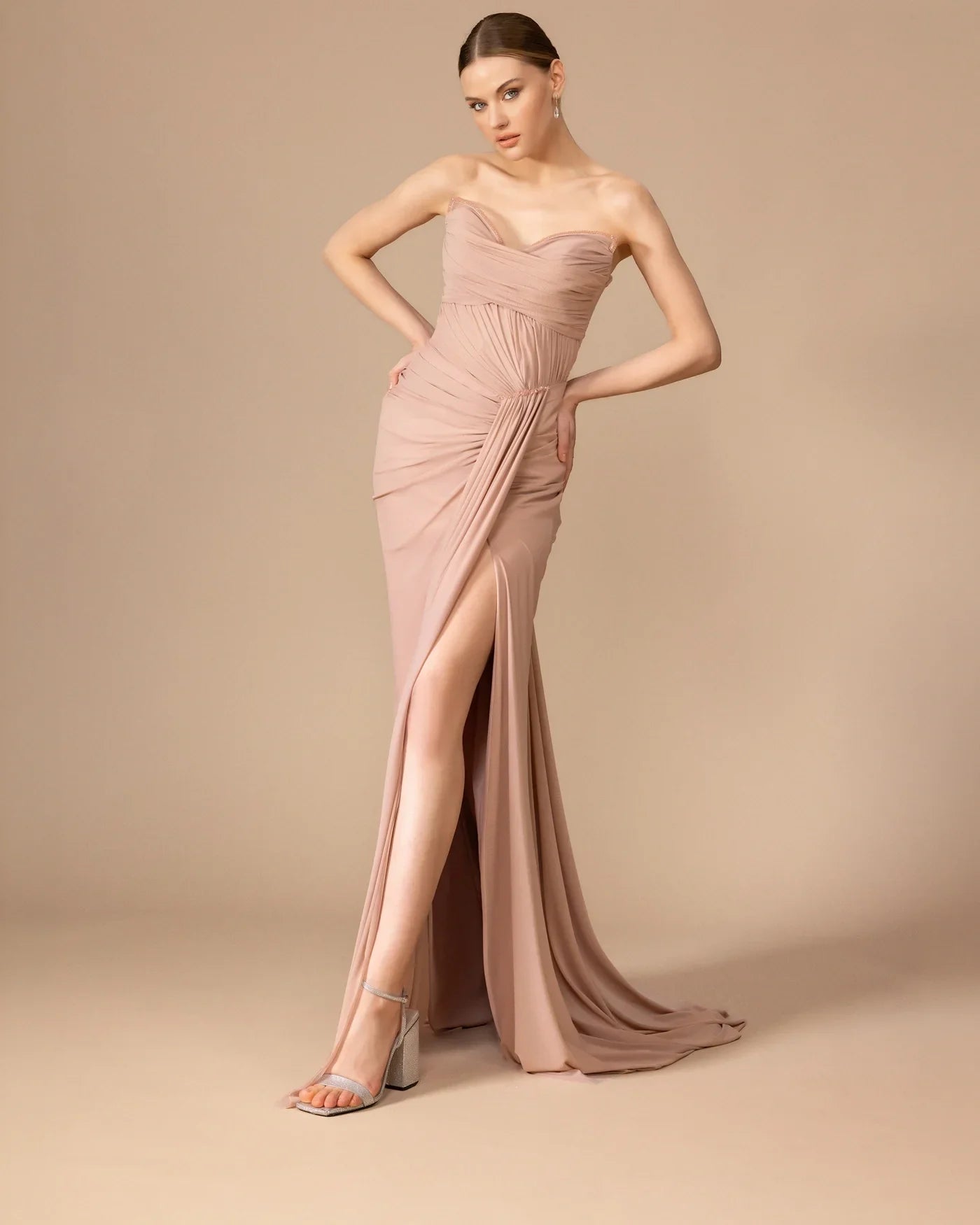 7059-Straplez Drapeli Yırtmaçlı Uzun Elbise - Kenzel