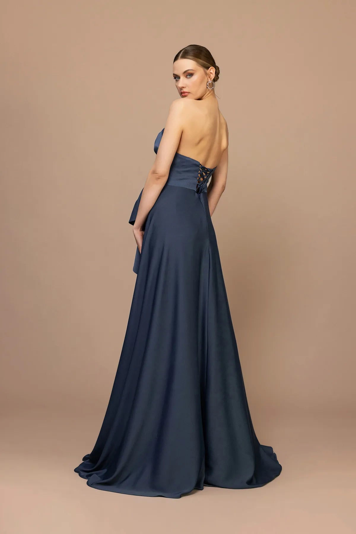 7061-Straplez Yaka Yırtmaçlı Fiyonk Detaylı Uzun Elbise