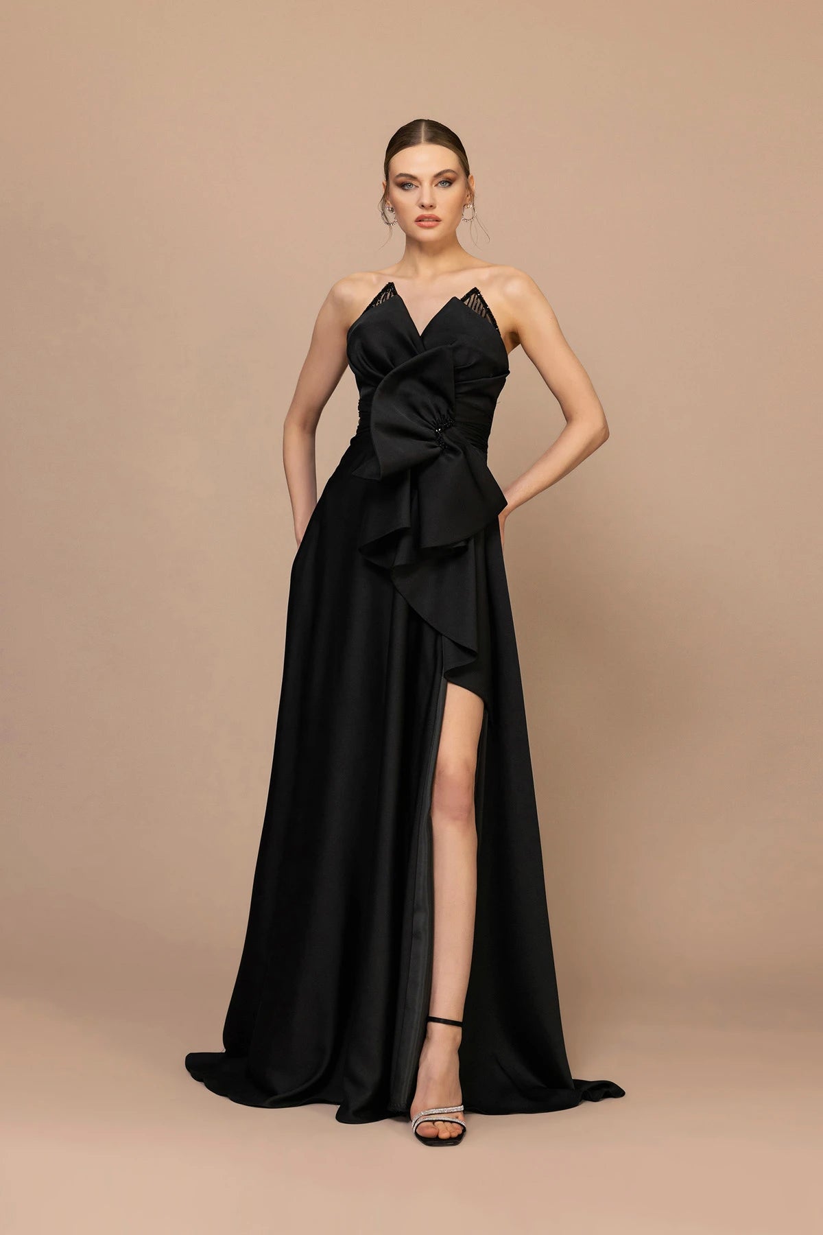 7061-Straplez Yaka Yırtmaçlı Fiyonk Detaylı Uzun Elbise