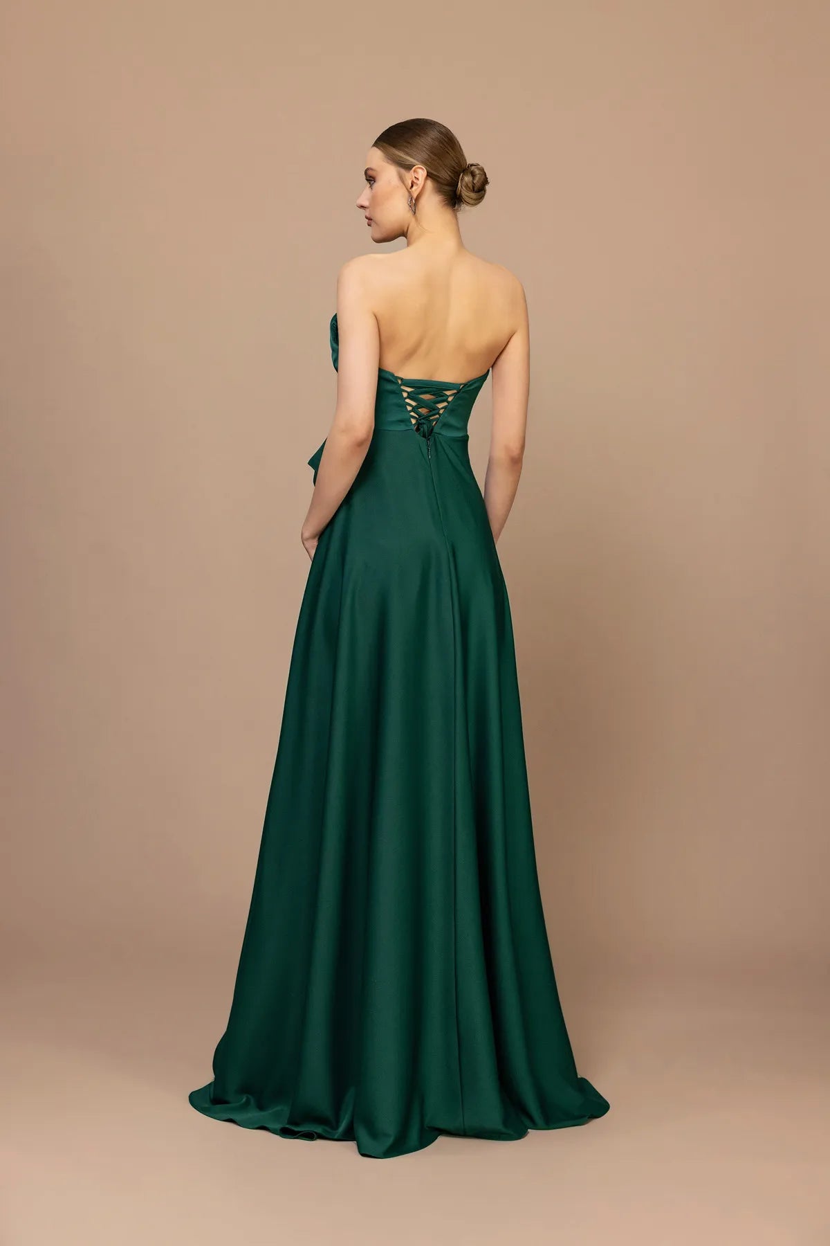 7061-Straplez Yaka Yırtmaçlı Fiyonk Detaylı Uzun Elbise