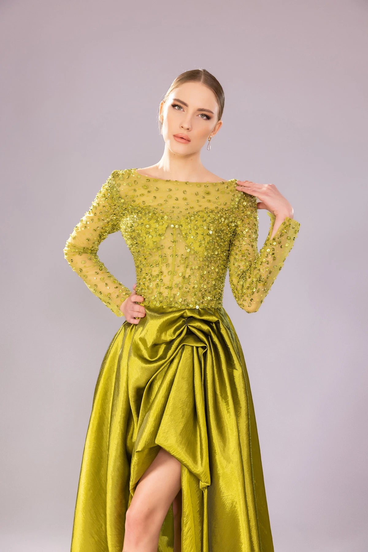 7062-İşleme Detaylı Yırtmaçlı Uzun Gece Elbise