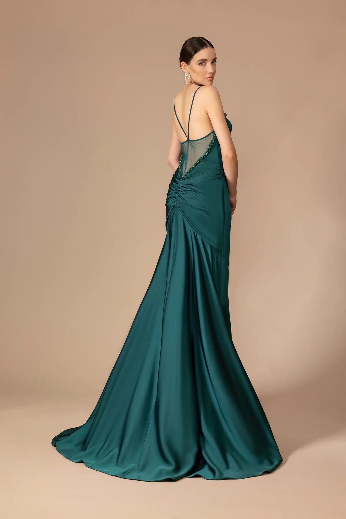 7078-Göğüs Dekolteli Askılı Drapeli Uzun Elbise