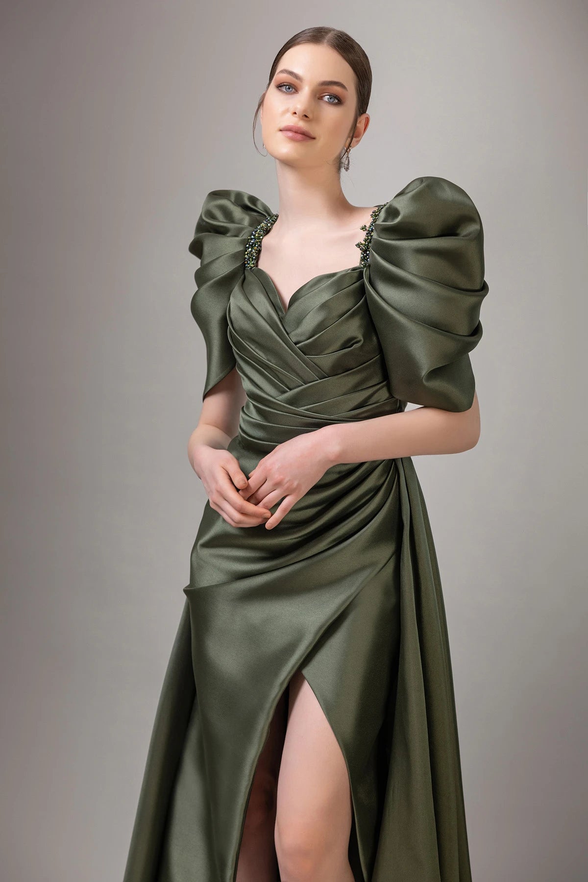 7094-Balon Kol Derin Yırtmaçlı Uzun Gece Elbise