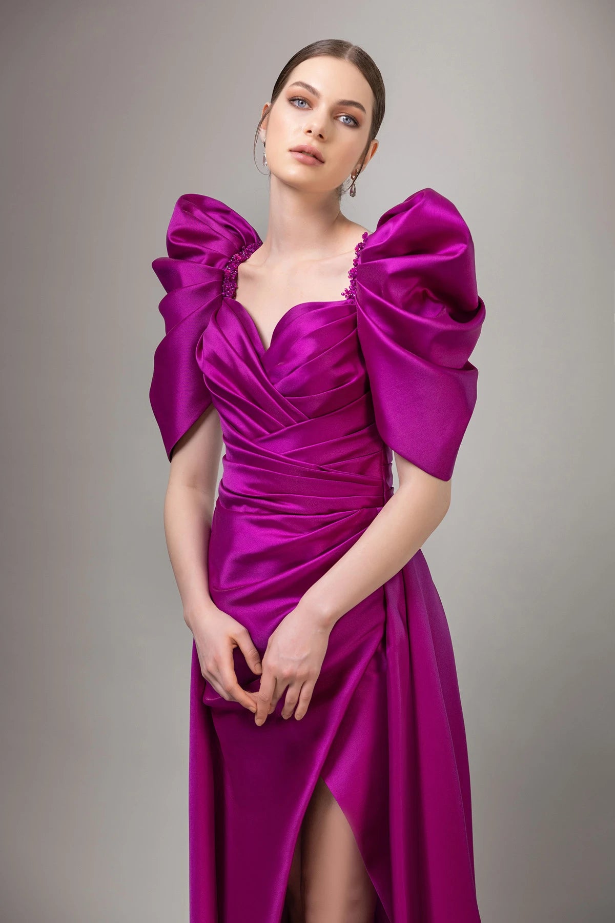 7094-Balon Kol Derin Yırtmaçlı Uzun Gece Elbise