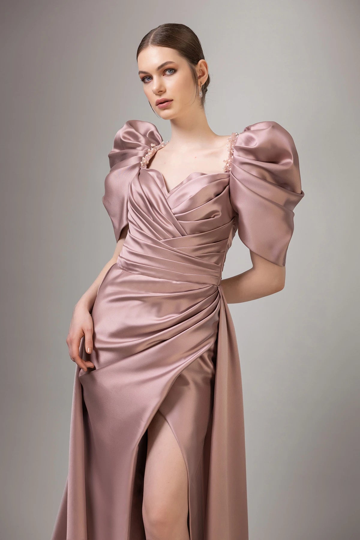 7094-Balon Kol Derin Yırtmaçlı Uzun Gece Elbise