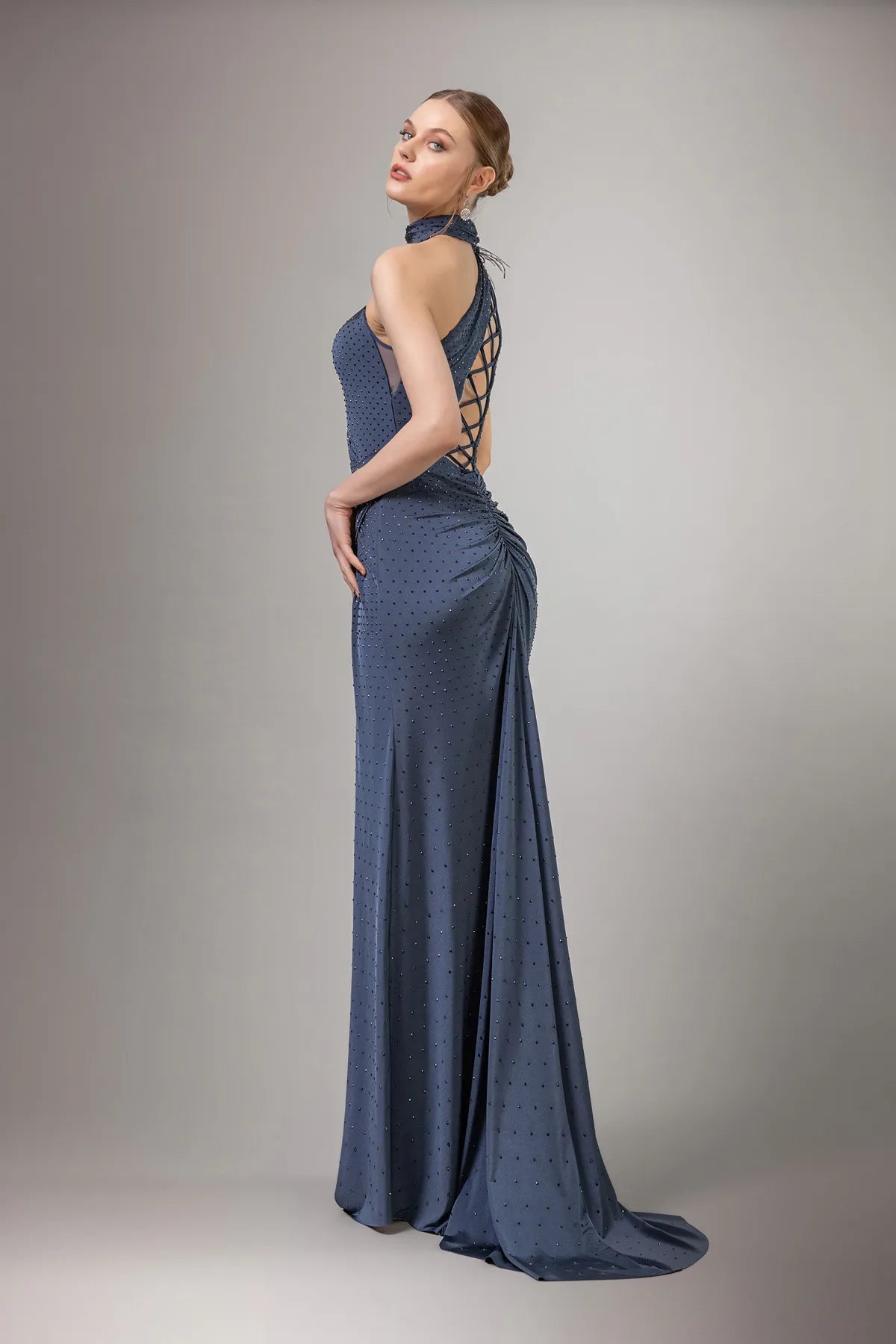 7099-Göğüs Dekolte Detaylı Taşlı Kumaş Uzun Elbise