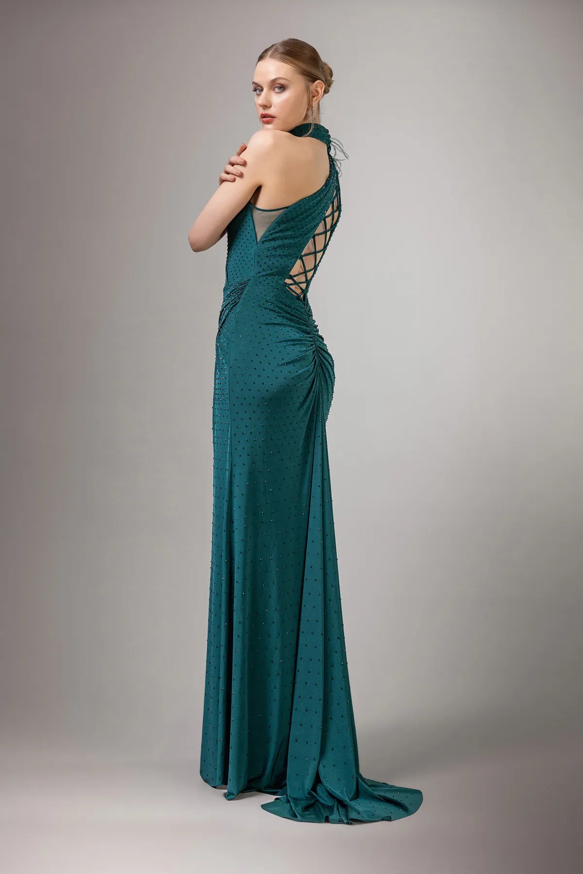 7099-Göğüs Dekolte Detaylı Taşlı Kumaş Uzun Elbise