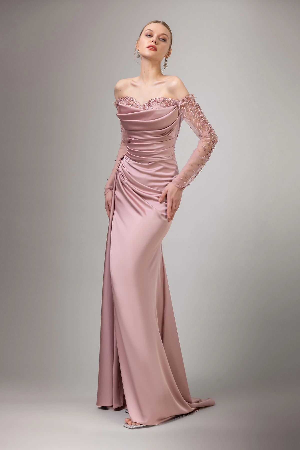 7108-Düşük Transparan Kollu Derin Yırtmaçlı Uzun Elbise