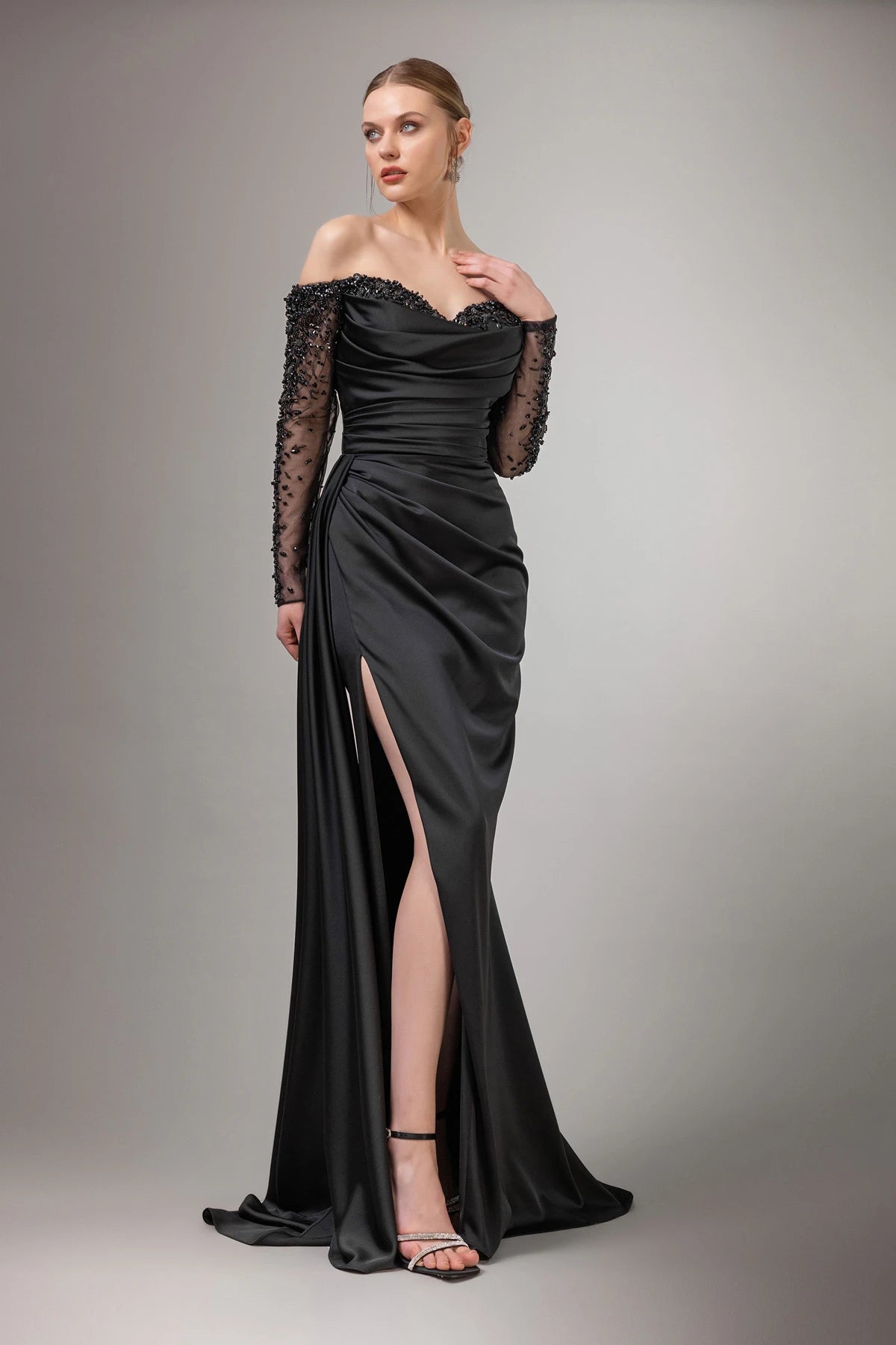 7108-Düşük Transparan Kollu Derin Yırtmaçlı Uzun Elbise