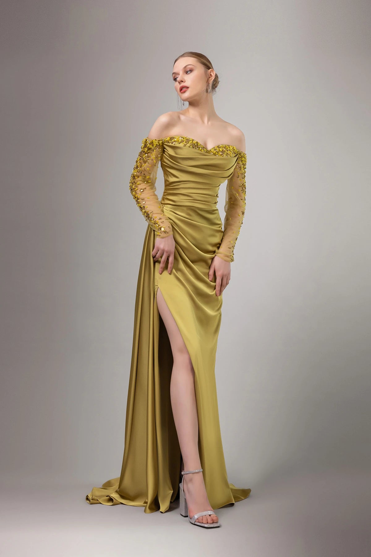 7108-Düşük Transparan Kollu Derin Yırtmaçlı Uzun Elbise