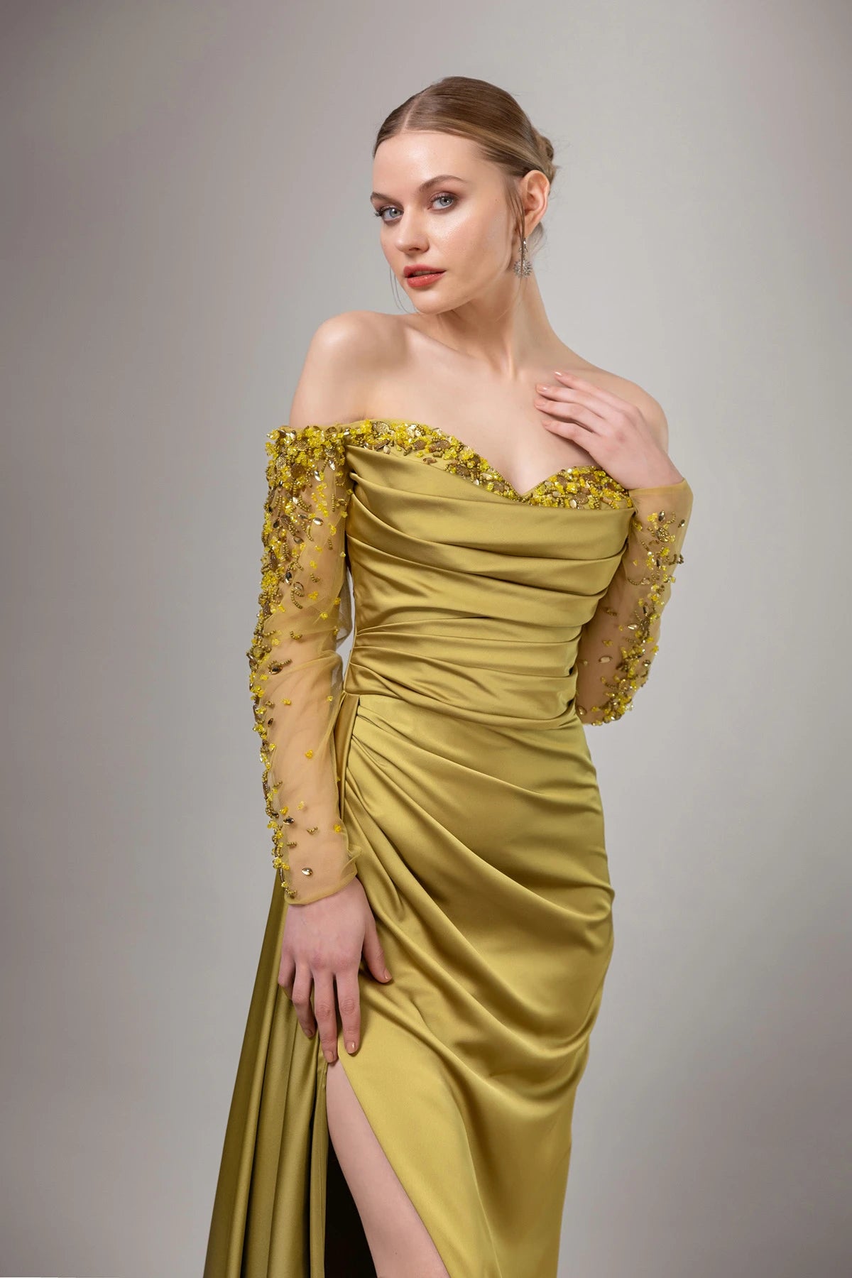 7108-Düşük Transparan Kollu Derin Yırtmaçlı Uzun Elbise