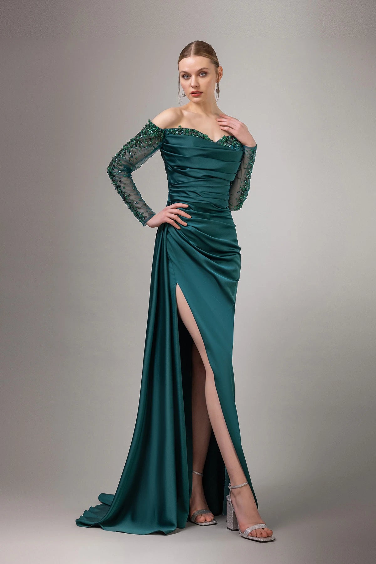 7108-Düşük Transparan Kollu Derin Yırtmaçlı Uzun Elbise