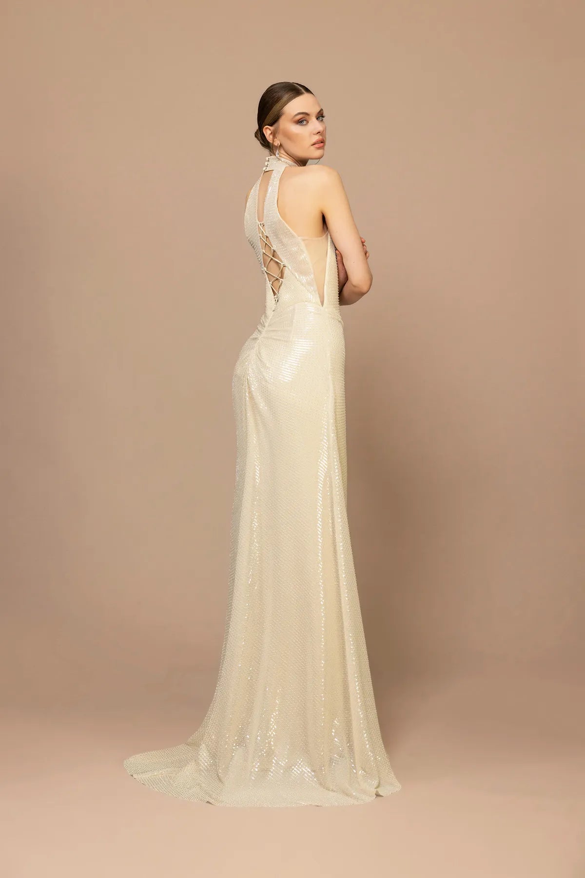 7117-Sırt Dekolte Detaylı Payetli Uzun Elbise