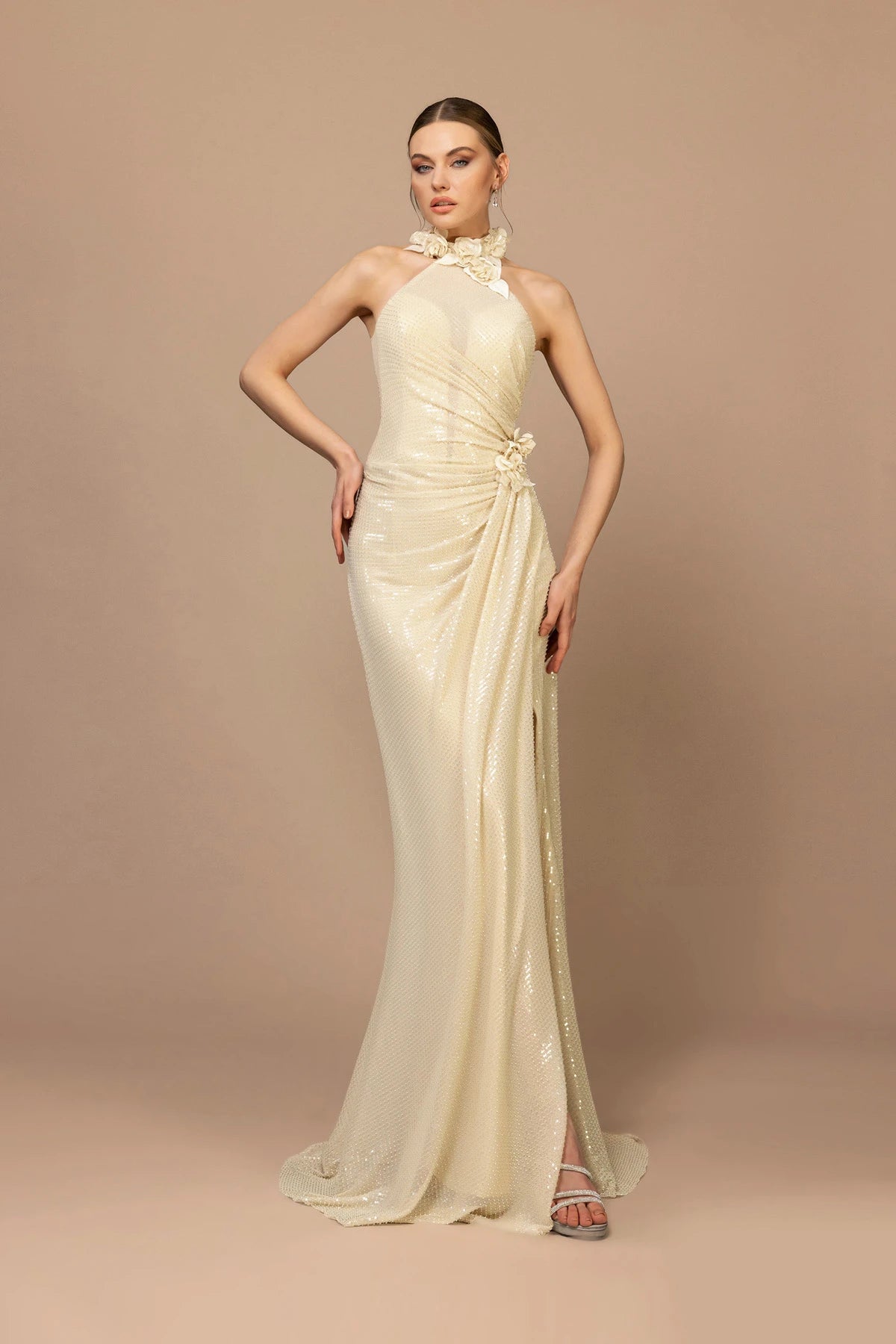 7117-Sırt Dekolte Detaylı Payetli Uzun Elbise