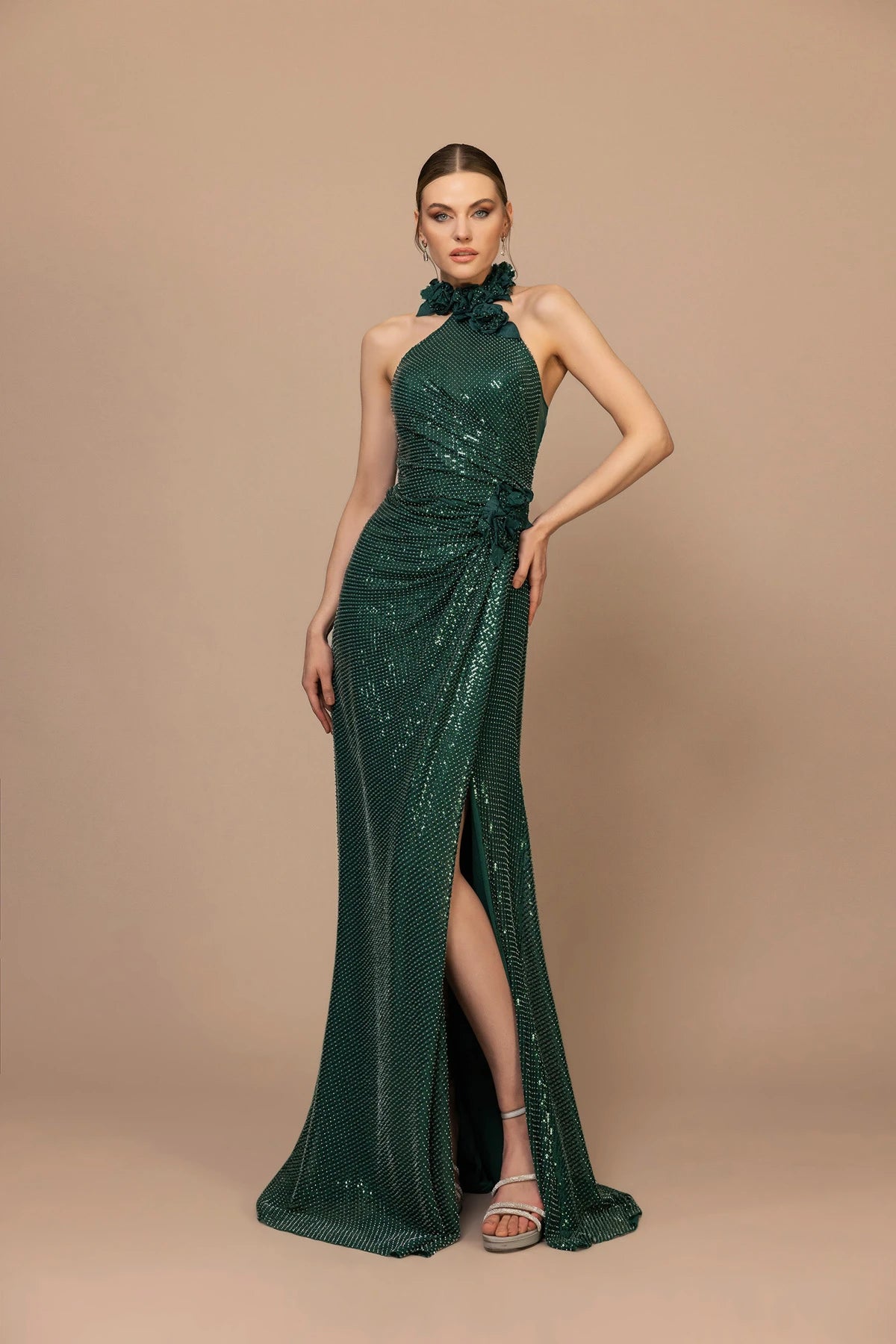 7117-Sırt Dekolte Detaylı Payetli Uzun Elbise