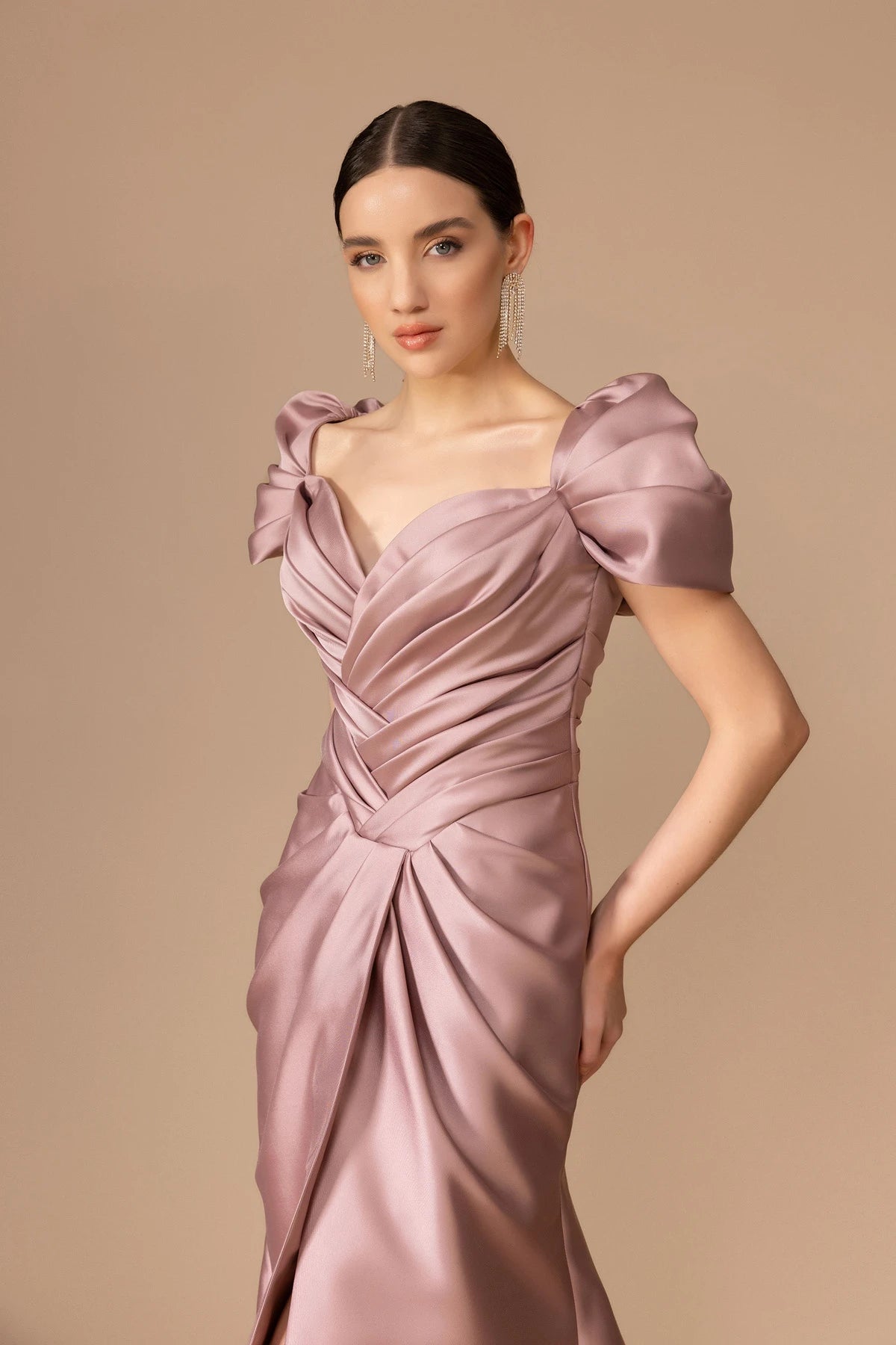 7122-Yaka İşleme Detaylı Yırtmaçlı Uzun Elbise